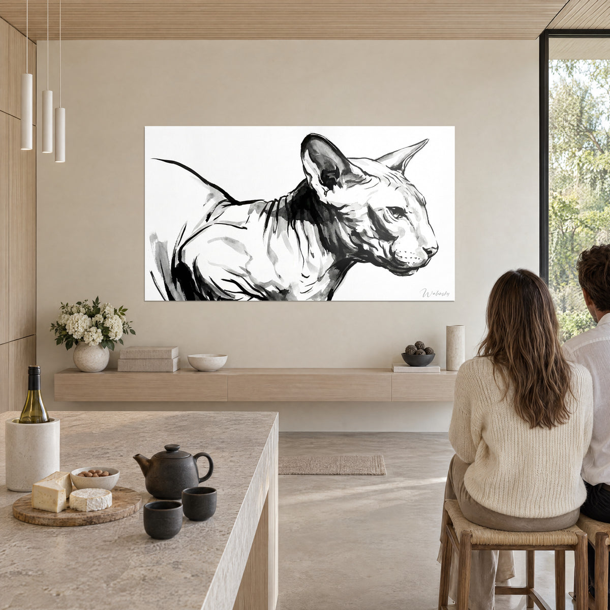 Schilderij slanke sphynx in Oost-Indische inkt, zwarte schaduwen onder het oor en witte achtergrond, tegenover een stel van achteren gezien bij een open keuken
