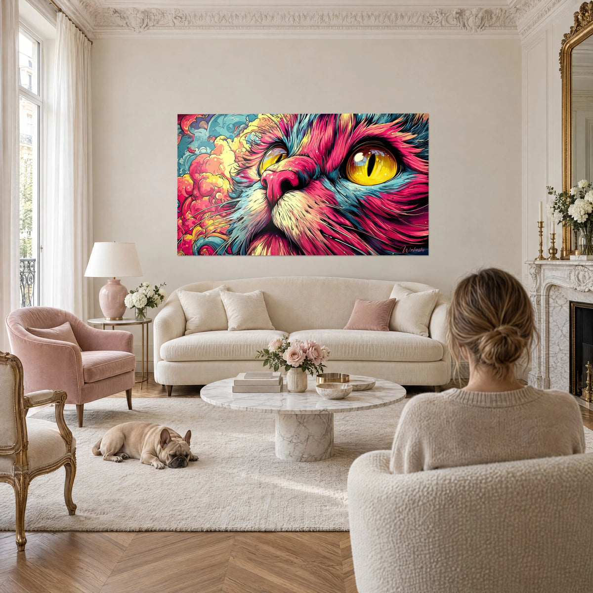 Schilderij psychedelische kat met fuchsia en turquoise vacht, hypnotiserend geel oog, boven een bank in een lichte woonkamer