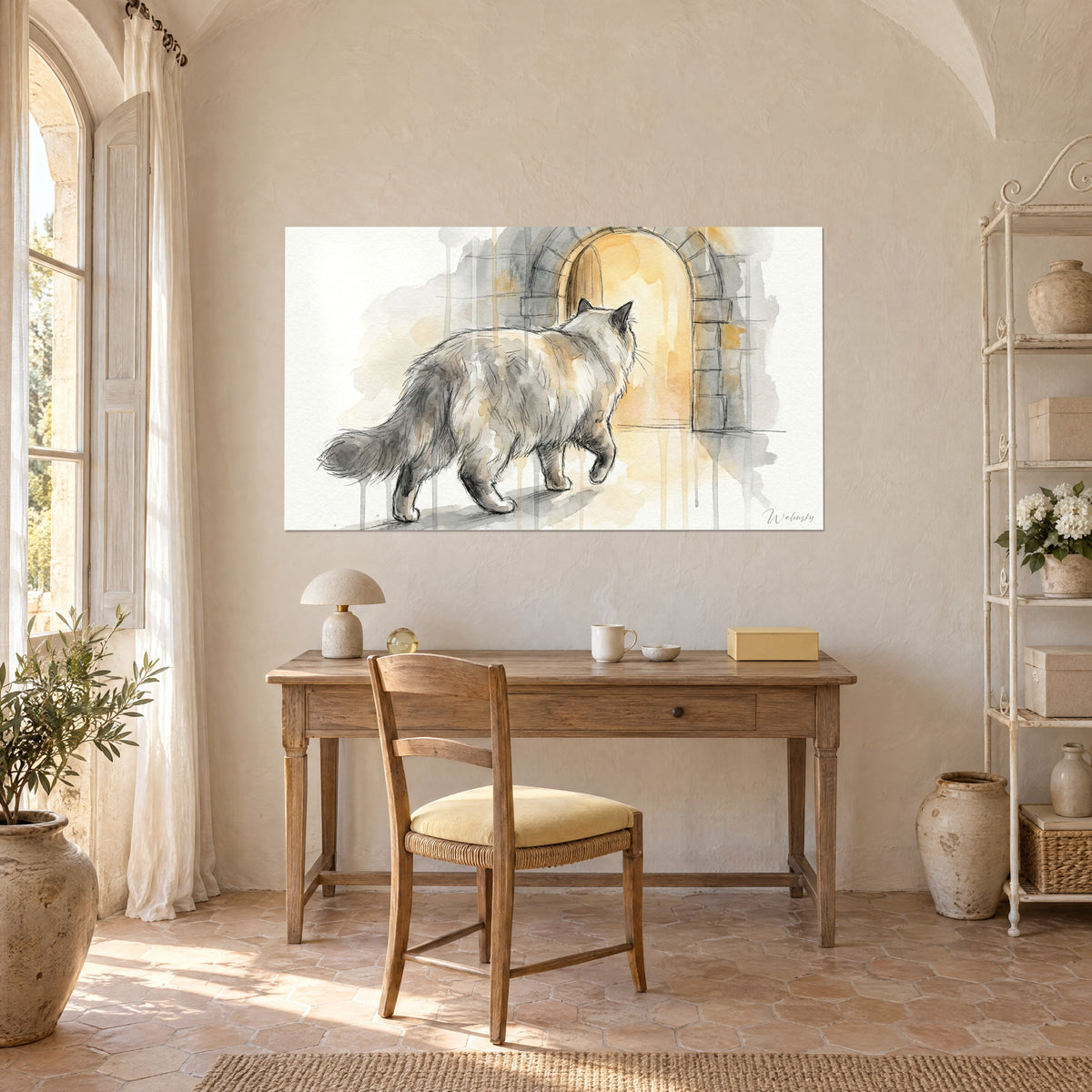 Cuadro retrato de gato esponjoso, pelaje gris ceniza y beige, trazo de lápiz, arco dorado, pared encalada detrás de un escritorio de madera