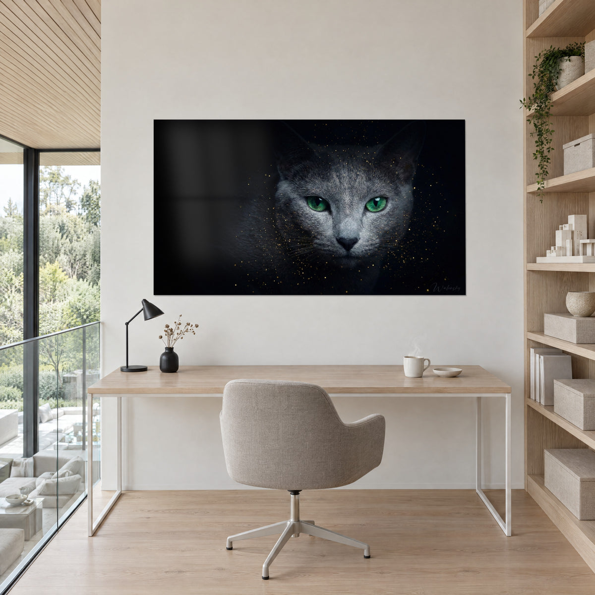 Πίνακας πρόσωπο γάτας Russian Blue, έντονα πράσινα μάτια, κεχριμπαρένια αστρόσκονη σε σκούρο φόντο, στον τοίχο ενός γραφείου από ανοιχτή βελανιδιά δίπλα σε βιβλιοθήκη