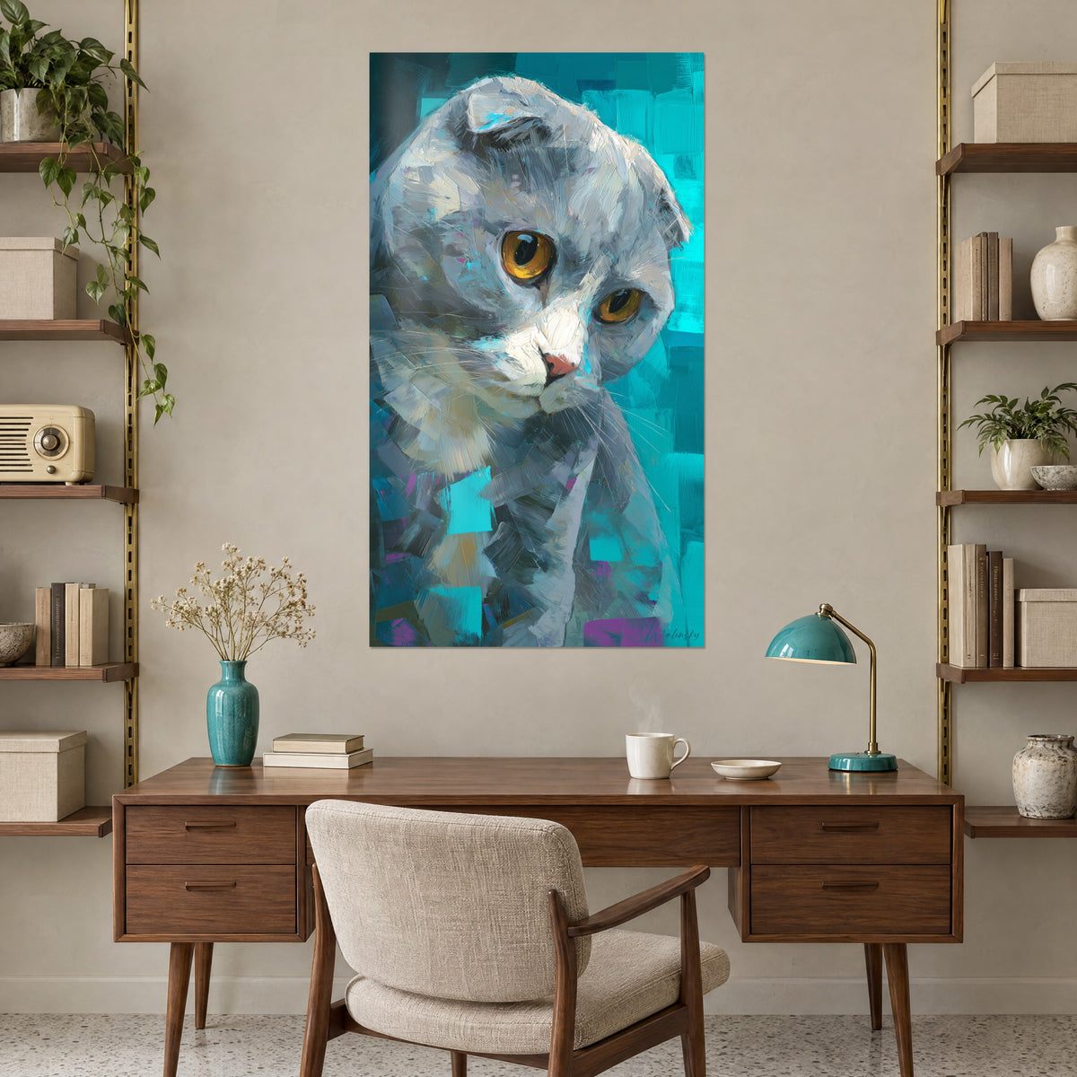 Πίνακας Scottish Fold ζωγραφισμένος με σπάτουλα, λευκό ρύγχος και χρυσές κόρες πάνω σε κυανές επιφάνειες, ανάμεσα σε δύο ράφια πάνω από ξύλινο γραφείο