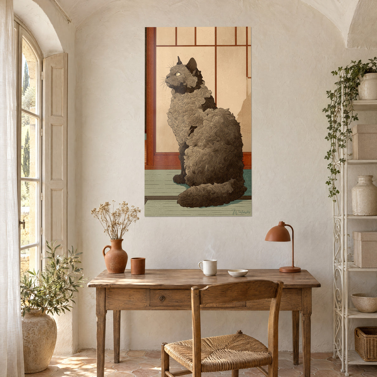 Πίνακας καθισμένης γάτας Selkirk Rex με γκρι-καφέ σγουρό τρίχωμα, ιαπωνικό παράθυρο σε καμένο πορτοκαλί, πάνω από ξύλινο γραφείο