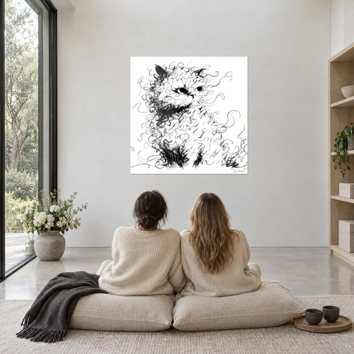 Πίνακας Selkirk Rex σε στροβιλιζόμενο ασπρόμαυρο σκαρίφημα, απέναντι από δύο γυναίκες καθισμένες από πίσω σε μπεζ μαξιλάρια