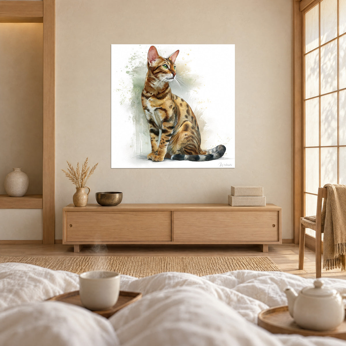 Schilderij van een Serengeti-kat met groene ogen, goudoranje vacht bespikkeld met bruin, salie-spatten, van achteren bekeken door een stel, boven een bed in een lichte slaapkamer