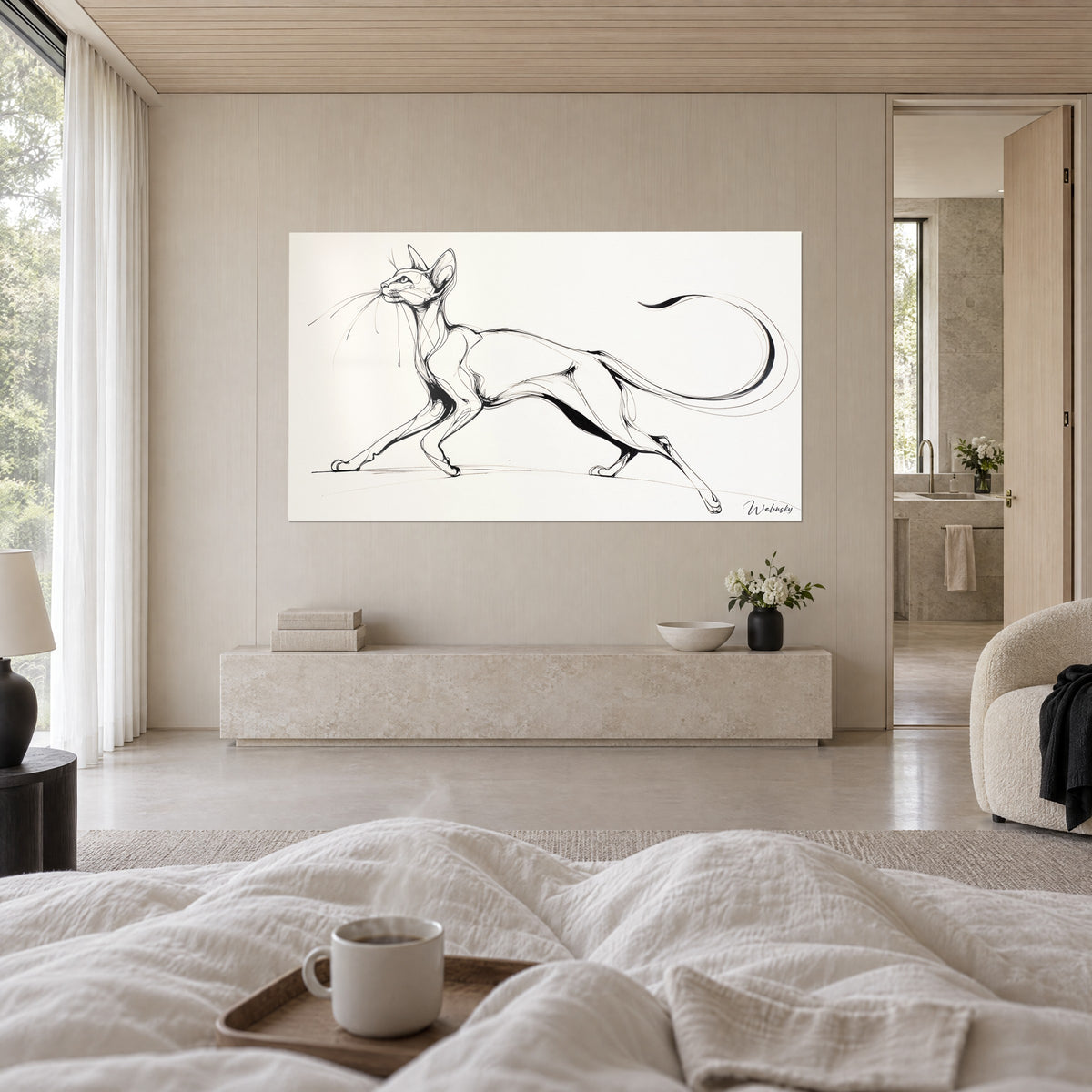Πίνακας Serengeti, λεπτή γάτα με μαύρη και κρεμ μελάνη, τεντωμένα πόδια, ουρά σε θηλιά, πάνω από κρεβάτι σε φωτεινή κρεβατοκάμαρα