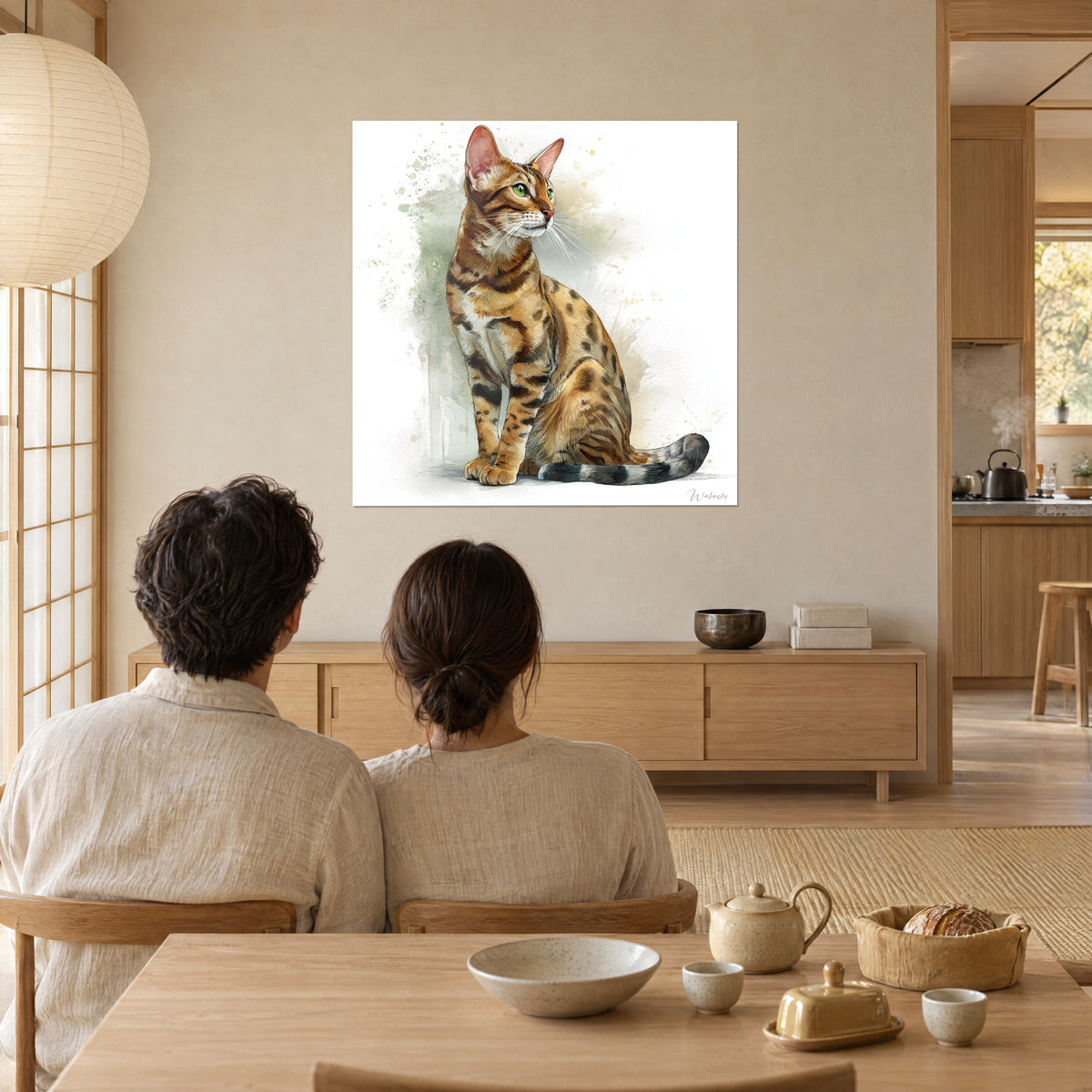 Aquarel van een zittende wilde kat, donkere strepen op de hals, crèmekleurige buik, zachtgroene achtergrond, van achteren bewonderd door een stel in een japandi-woonkamer