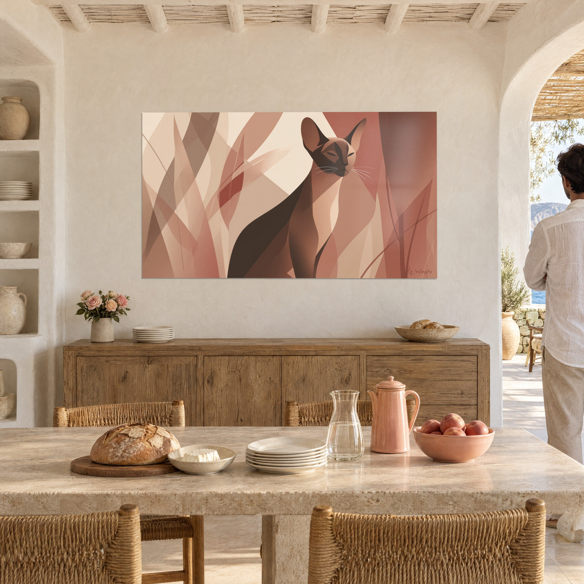Cuadro de retrato de gato oriental con líneas abstractas, marrón profundo y beige rosado, en un comedor mediterráneo