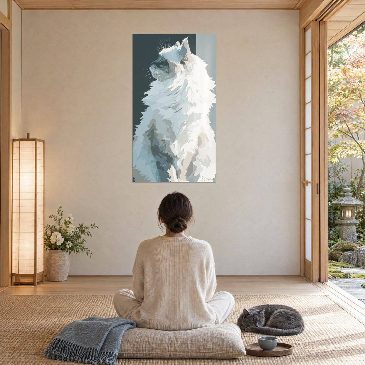 Πίνακας χιονισμένο Maine Coon σε προφίλ, πετρόλ μπλε και σπασμένο λευκό, γυναίκα καθισμένη πεταχτά σε τατάμι, δίπλα γκρι γάτα που κοιμάται