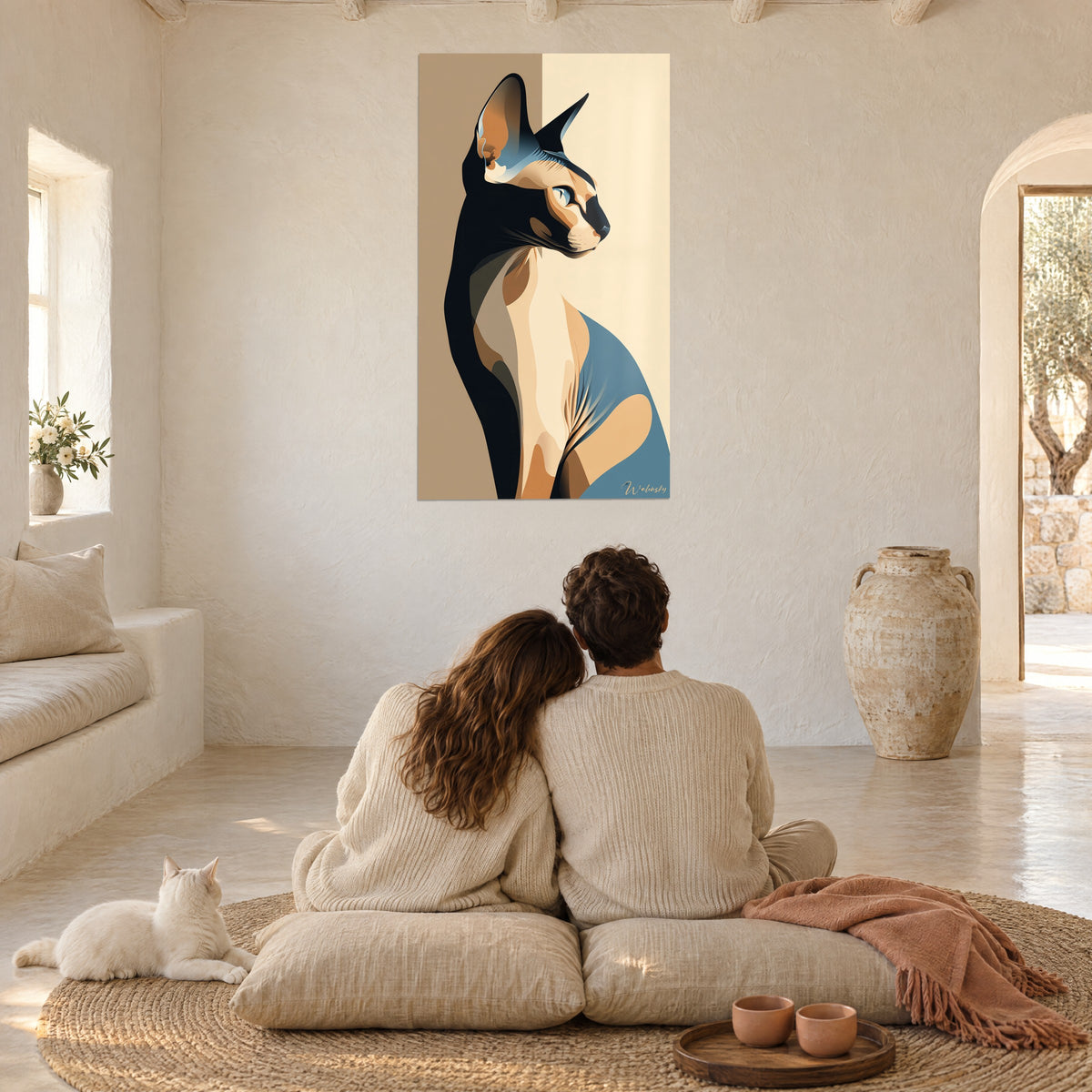 Cuadro gato gráfico en medios tonos ocre, negro y azul, contemplado por una pareja sobre cojines, gato blanco a sus pies