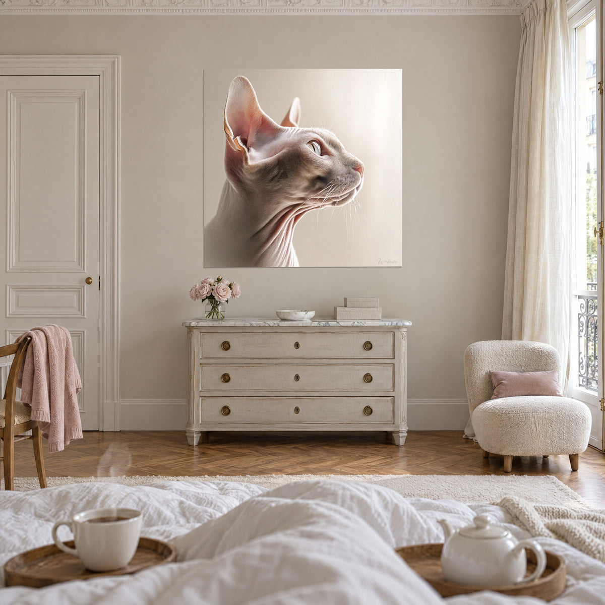 Πίνακας λεπτή γάτα Sphynx, ροζ μουσούδα και λευκά μουστάκια, χρυσαφένιο φόντο σε χρώμα ελεφαντοστού, πάνω από κρεβάτι σε φωτεινή κρεβατοκάμαρα