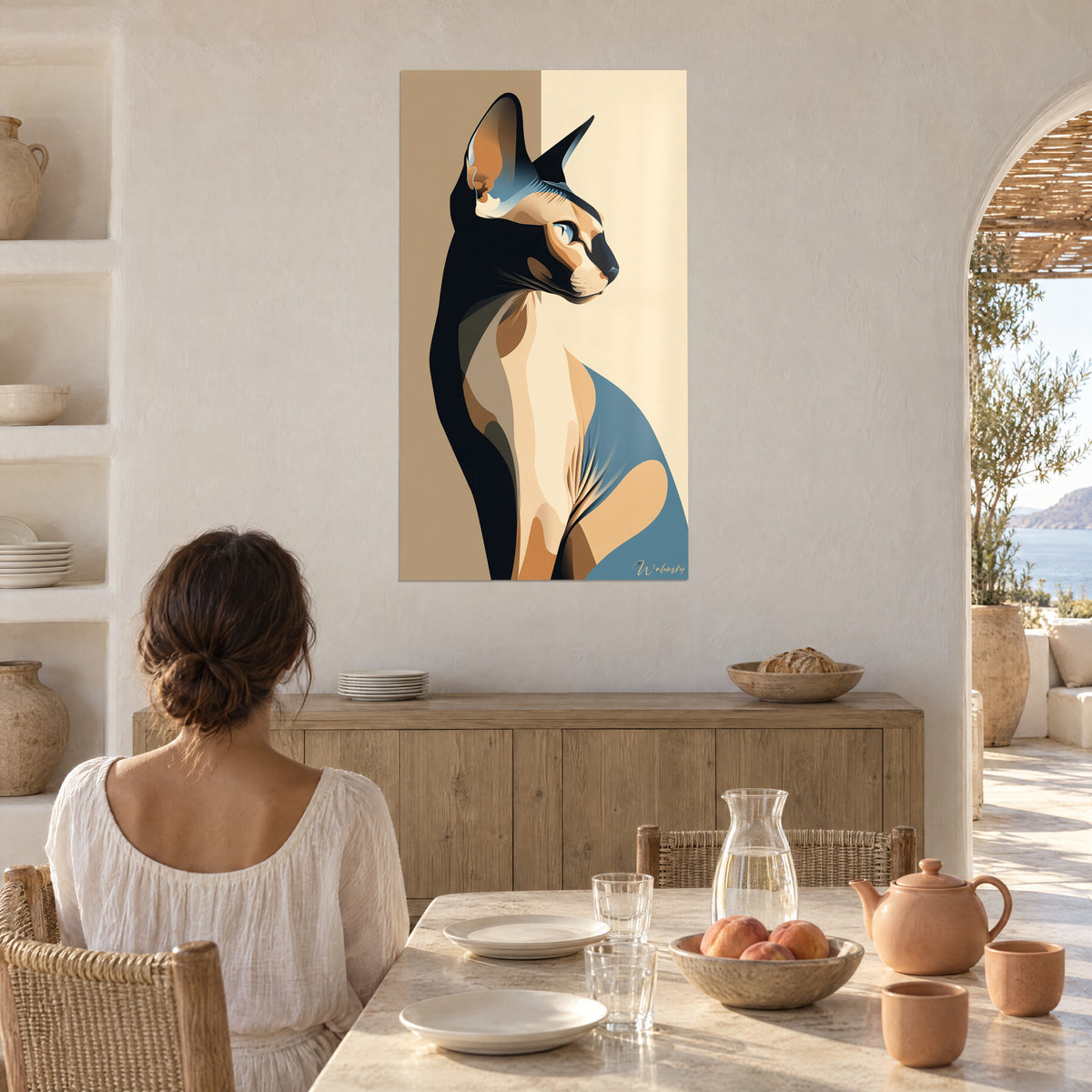 Cuadro retrato de esfinge con mirada azul glaciar, sombras oscuras y crema, visto de espaldas desde una mesa de madera clara