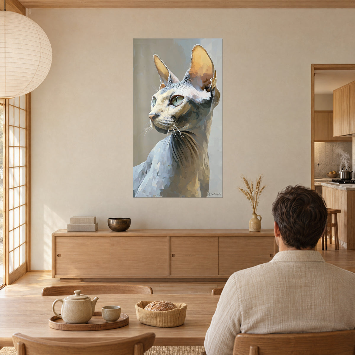 Gemälde eleganter Sphynx mit faltiger Haut in Graublau- und Honigtönen, ein Mann von hinten an einem Tisch vor einer Anrichte aus hellem Holz