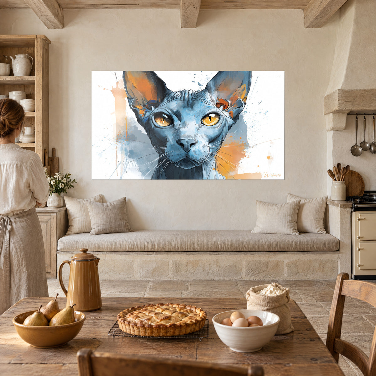 Cuadro esfinge azul acero de pupilas rasgadas, manchas de acuarela albaricoque, frente a una mujer de espaldas en la cocina