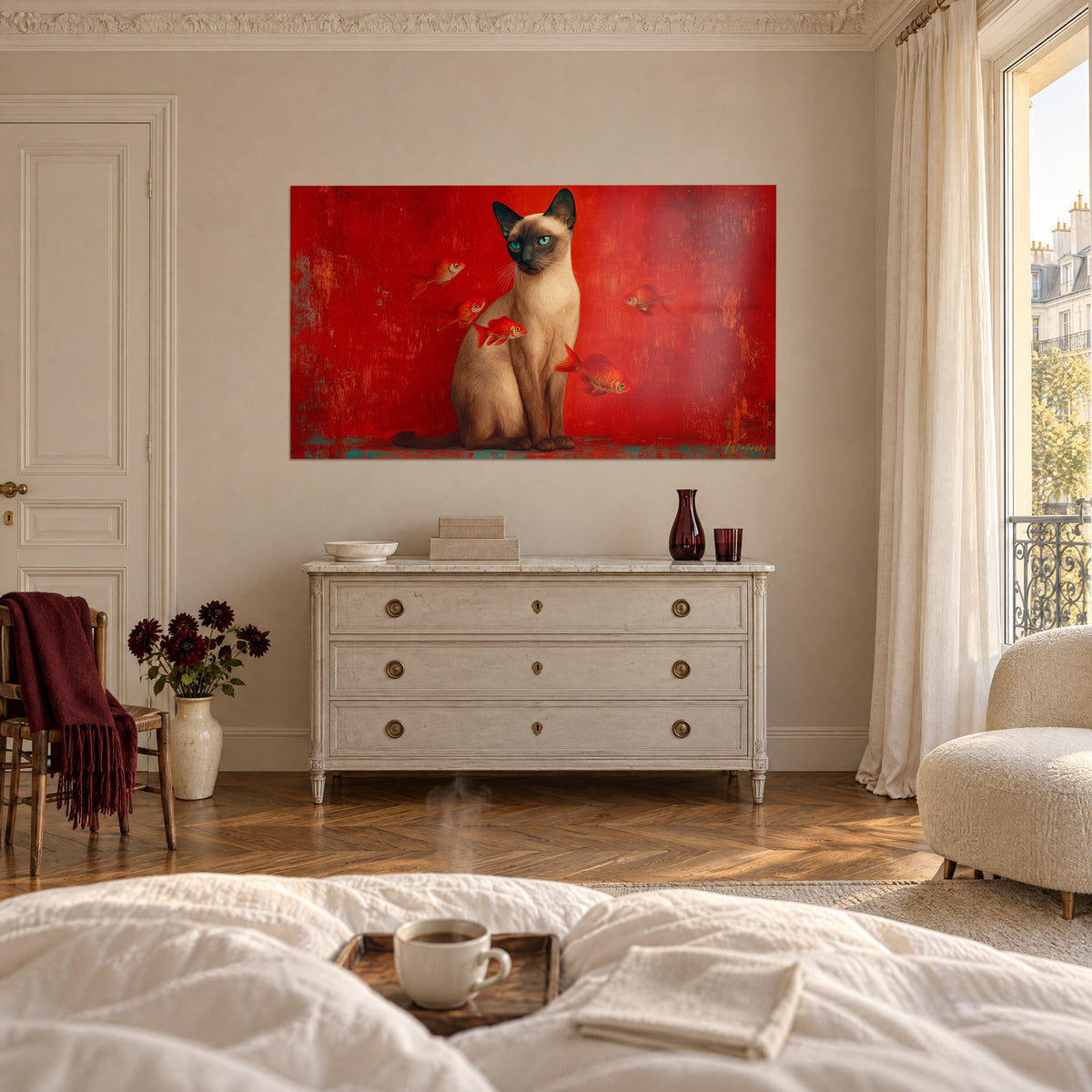 Πίνακας καθιστή Tonkinese, διαπεραστικό γαλάζιο βλέμμα, αιωρούμενοι χρυσοί κυπρίνοι, υφής βαθύ κόκκινο φόντο, πάνω από κρεβάτι σε φωτεινή κρεβατοκάμαρα