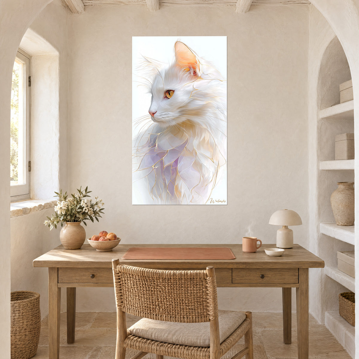 Quadro micio dal pelo bianco come la neve, orecchio rosa albicocca, screpolature dorate, sopra una scrivania in legno chiaro accanto a una nicchia a volta