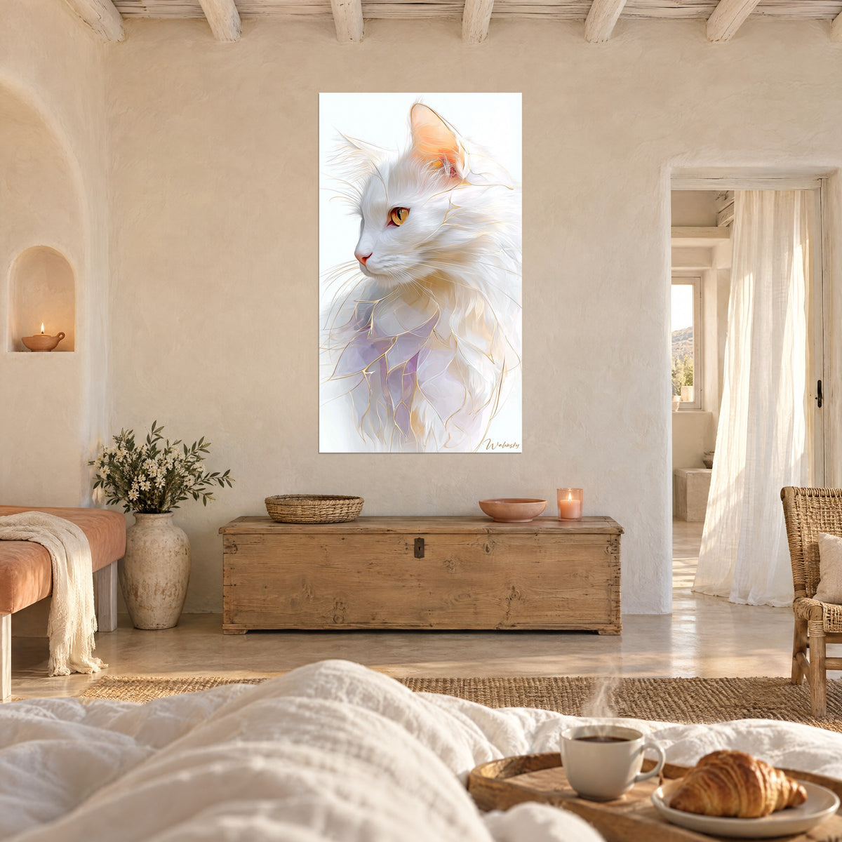 Quadro ritratto felino avorio, iride ambrata, riflessi lilla e oro, di fronte a un baule di legno sopra un letto in una camera luminosa