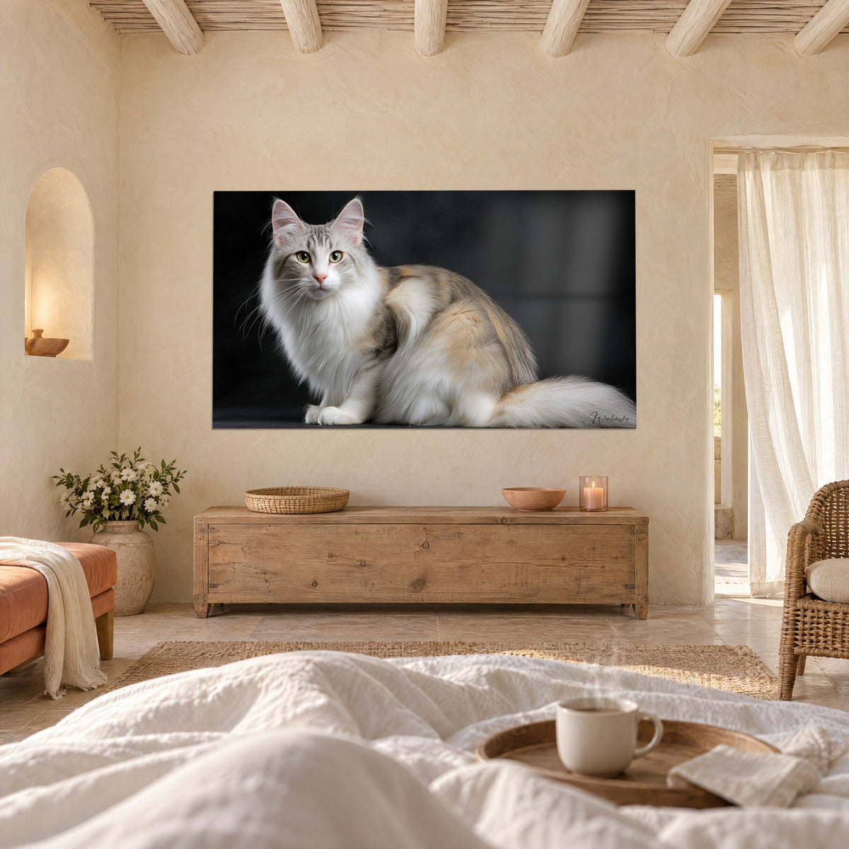 Πίνακας γάτος Angora με ελεφαντοστέινη και καραμελέ γούνα, πλούσια ουρά, σκούρο φόντο, πάνω από κρεβάτι σε φωτεινή κρεβατοκάμαρα