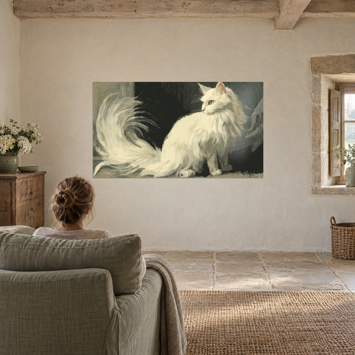 Πίνακας λευκή γάτα Turkish Angora με μεταξένια τρίχα, ουρά σε σχήμα βεντάλιας σε μαύρο και φασκομηλί φόντο, γυναίκα από πίσω σε πράσινη πολυθρόνα, μπεζ τοίχος