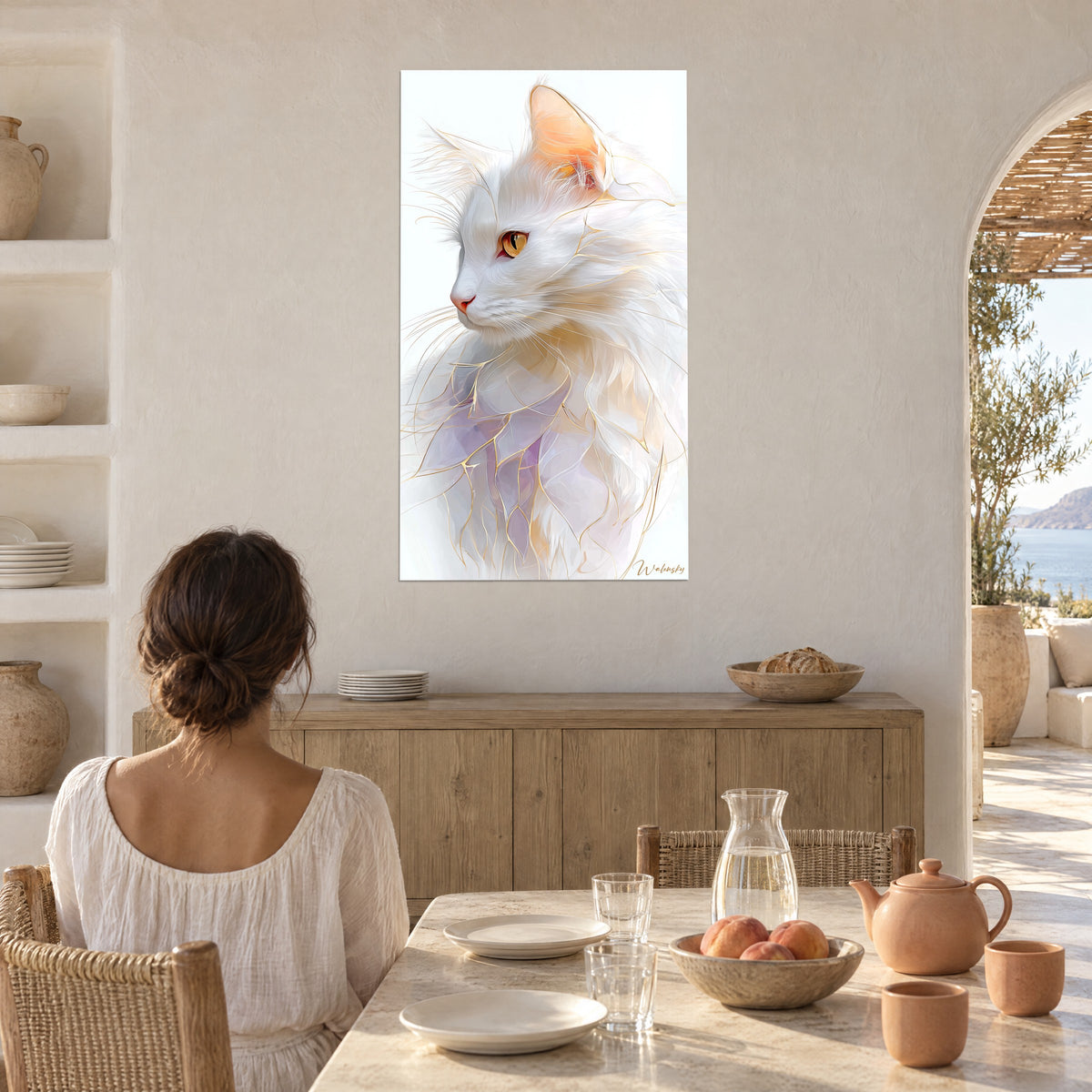 Quadro gatto Angora bianco perlato, muso rosa, filamenti dorati, di fronte a una donna di spalle seduta a un tavolo vicino a un arco affacciato sul mare