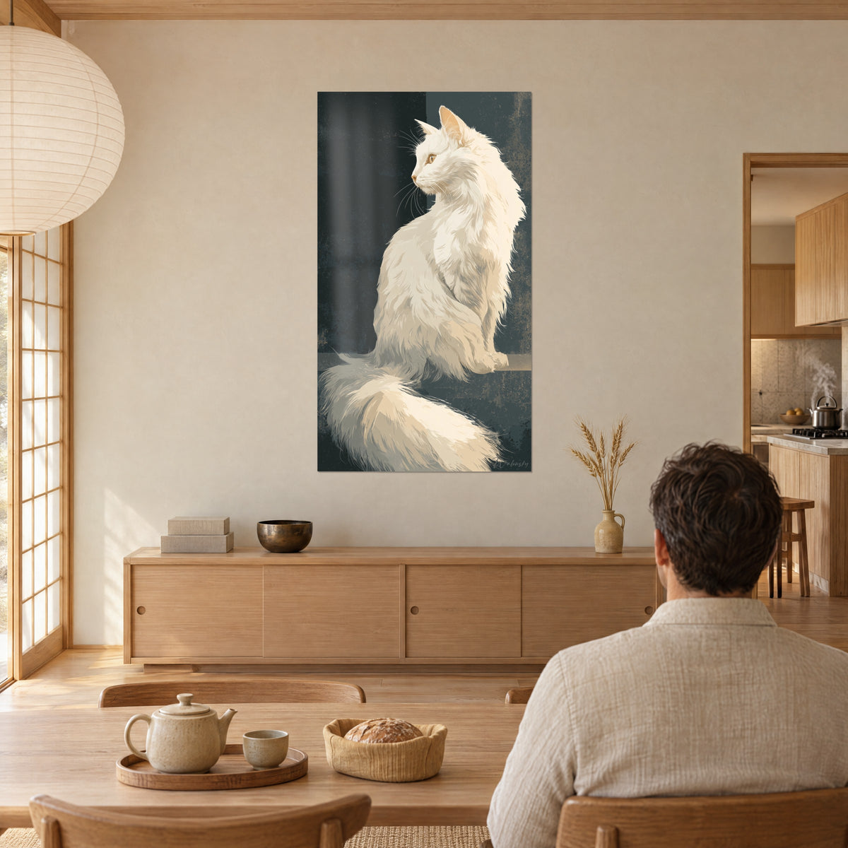 Πίνακας πορτρέτο καθισμένης Angora σε προφίλ, ελεφαντοστέινη τρίχα με χρυσές ανταύγειες σε πρασινωπό μαύρο φόντο, άντρας από πίσω δίπλα σε τραπέζι japandi