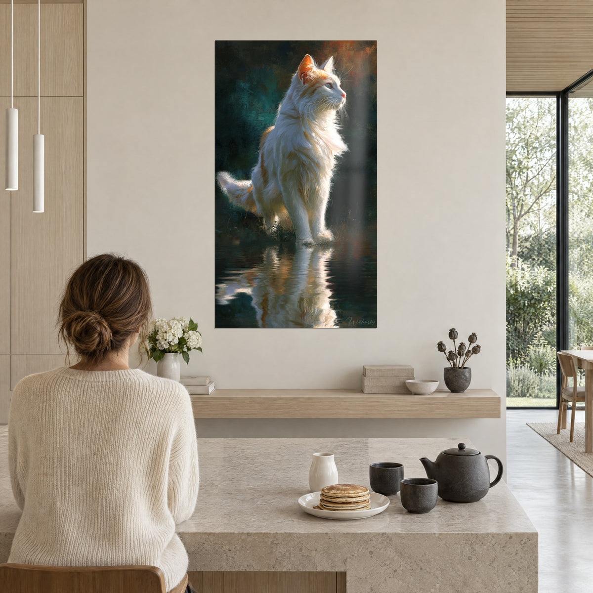 Πίνακας θηλυκής γάτας Turkish Van όρθιας στην όχθη μιας λίμνης, λευκό και κόκκινο τρίχωμα, απέναντι από μια φωτεινή κουζίνα και μια γυναίκα από πίσω