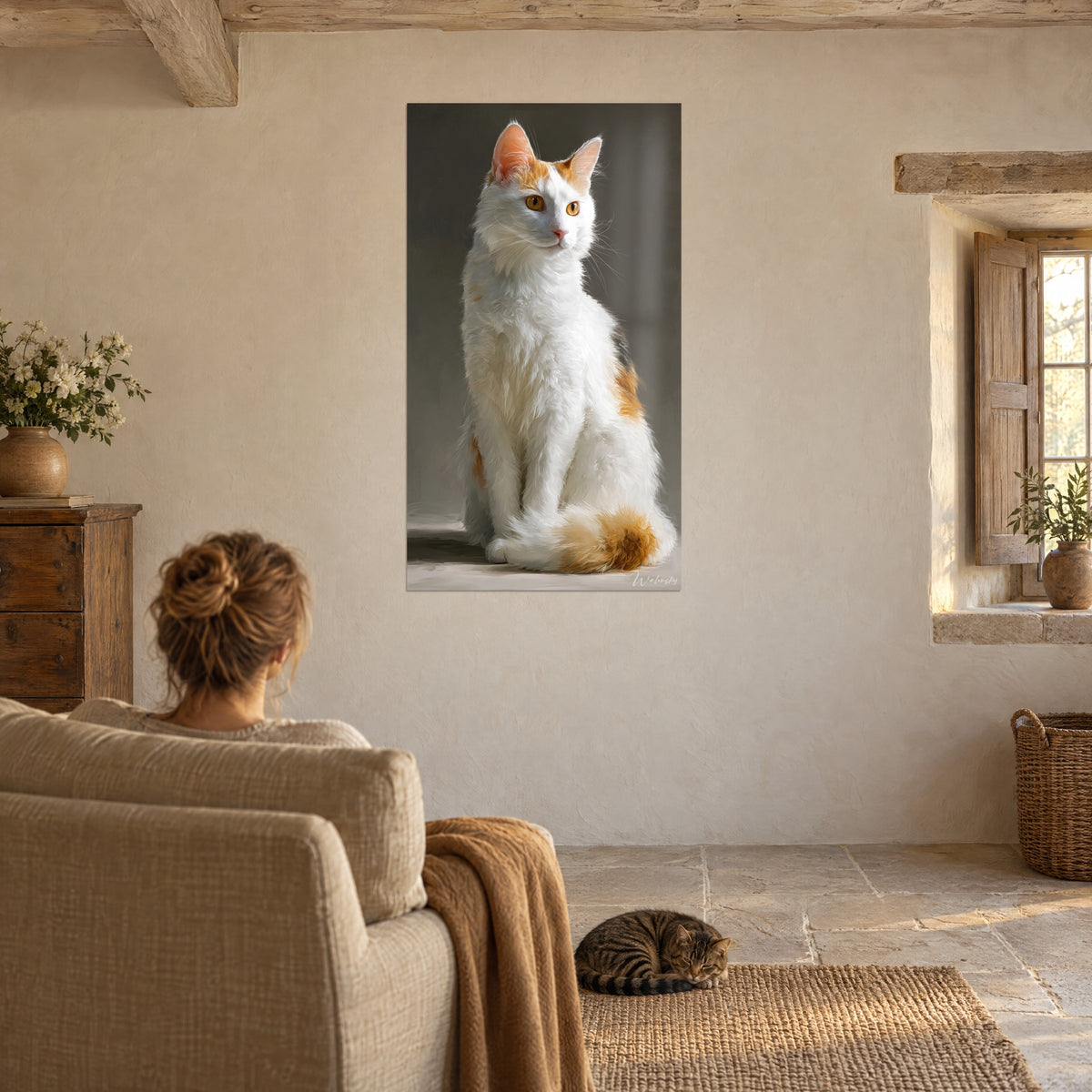 Obraz dorosły kot Turkish Van siedzący, białe futro, rudawe plamy, kobieta tyłem w beżowym fotelu, obok leżący kot pręgowany