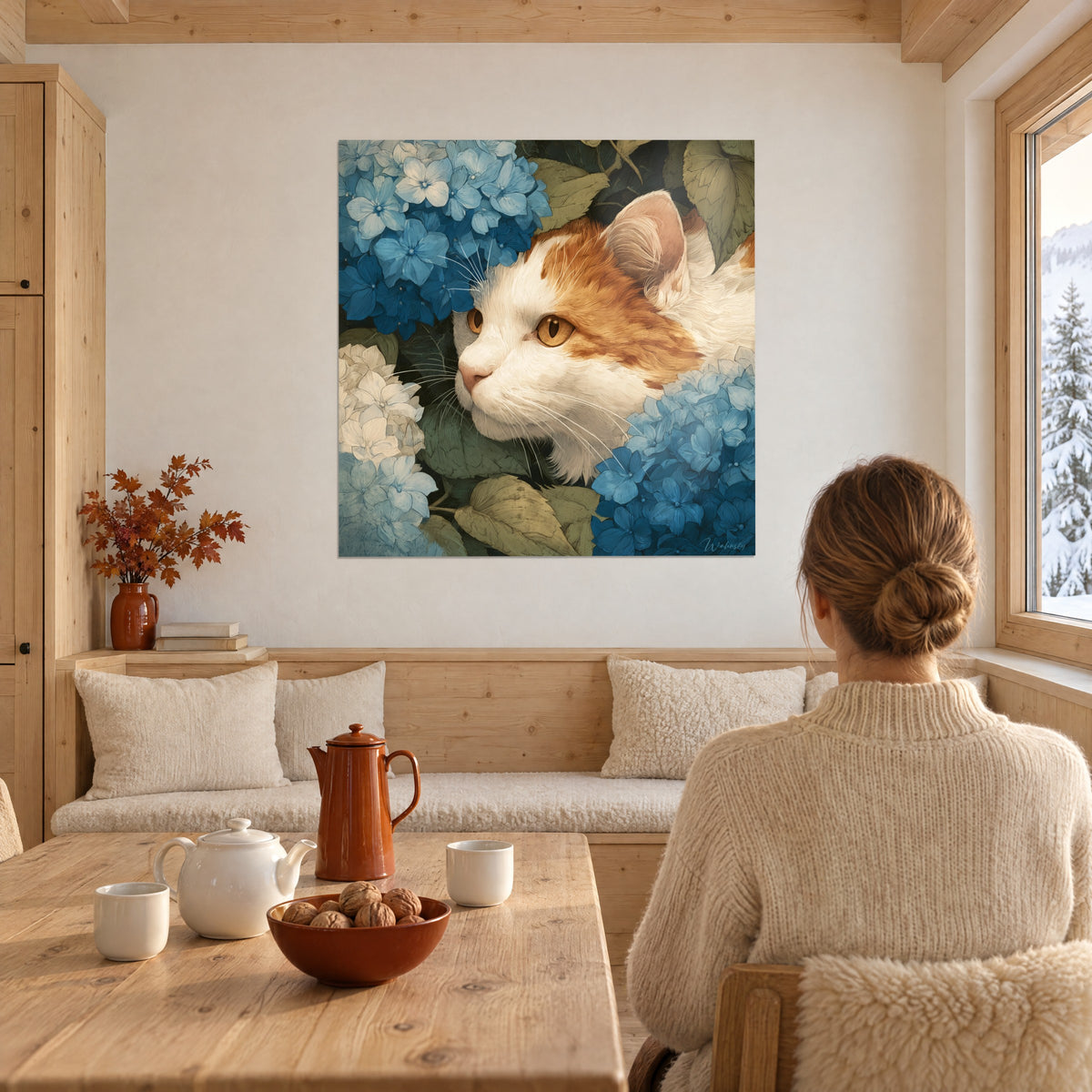 Tableau Turkish Van au regard doré, museau rose, couronné d'hortensias bleus et ivoire, face à une femme de dos dans un chalet