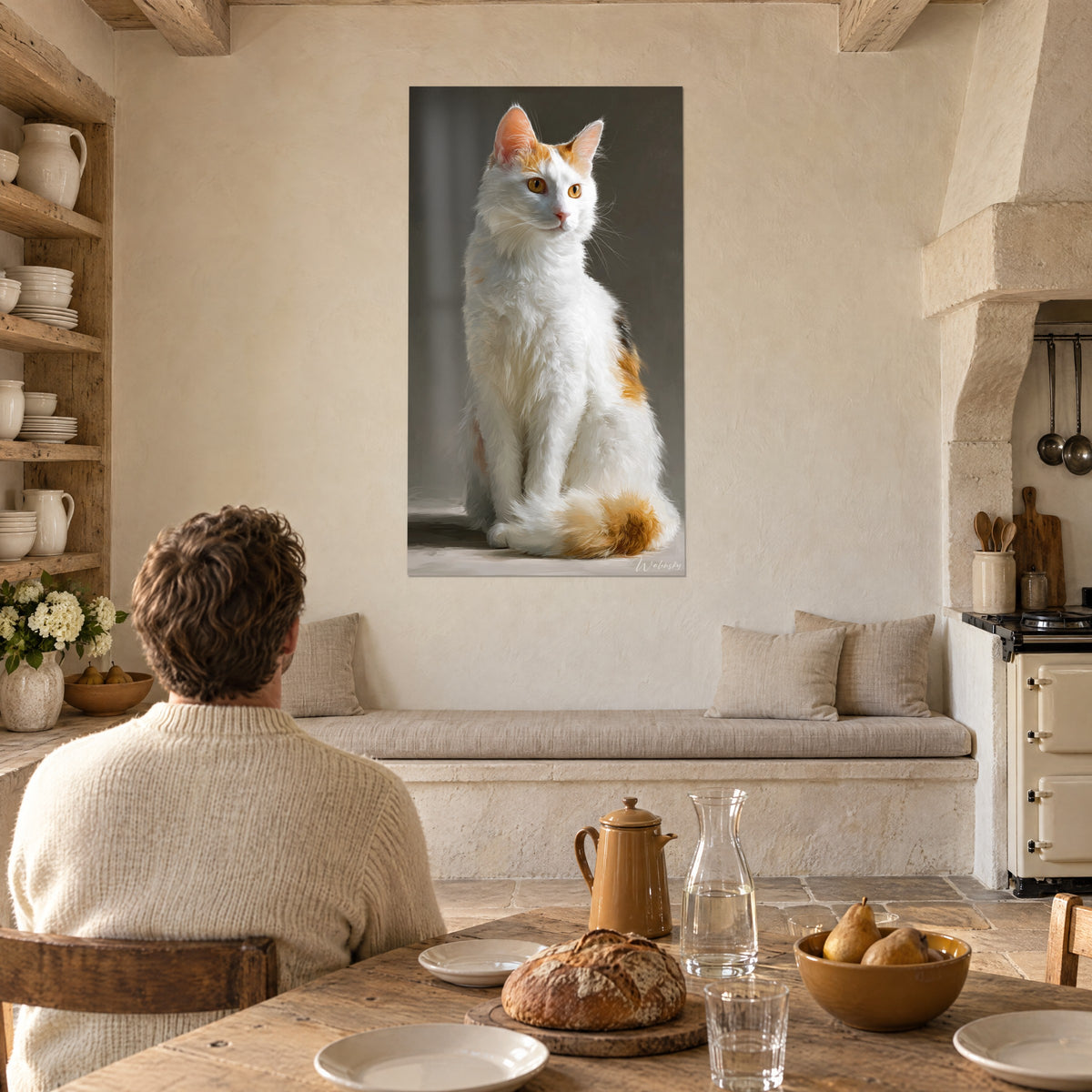 Obraz portret białego i pomarańczowego kota angora, ogon jak pióropusz, mężczyzna tyłem siedzący przy stole przed beżowym kamiennym kominkiem