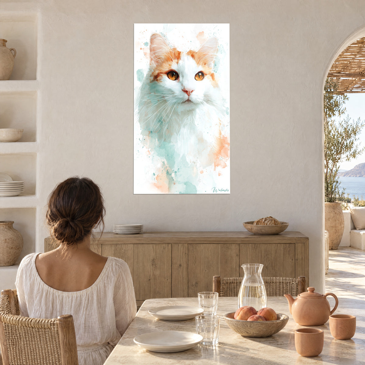 Πίνακας αρσενική γάτα Turkish Van με λεπτά μουστάκια, πορτοκαλί κηλίδες σε λευκό φόντο, απέναντι από γυναίκα καθισμένη κοντά σε θολωτή καμάρα
