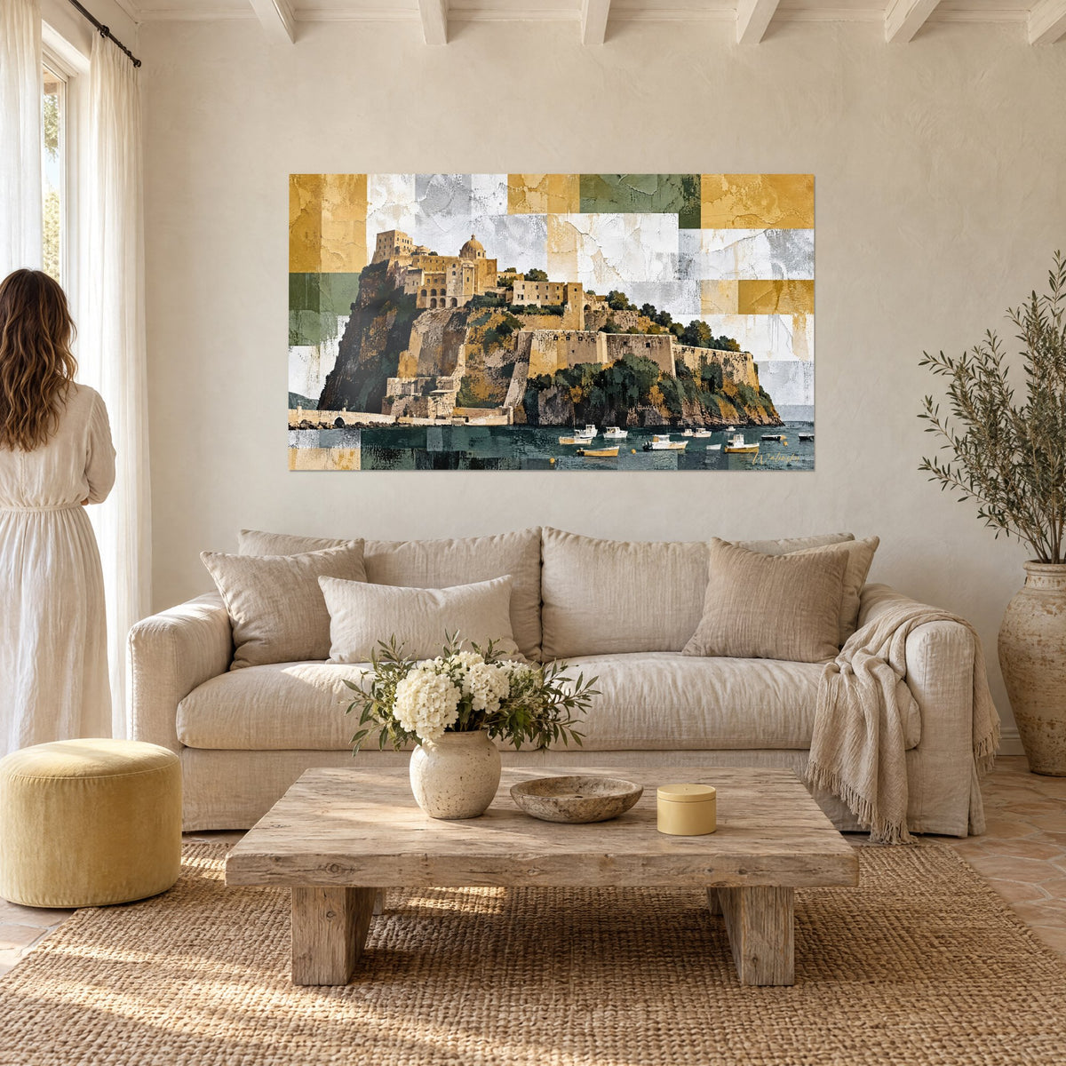 Tableau forteresse en patchwork ocre et vert sur son rocher, des spectateurs de dos, au-dessus d'un canapé dans un salon lumineux