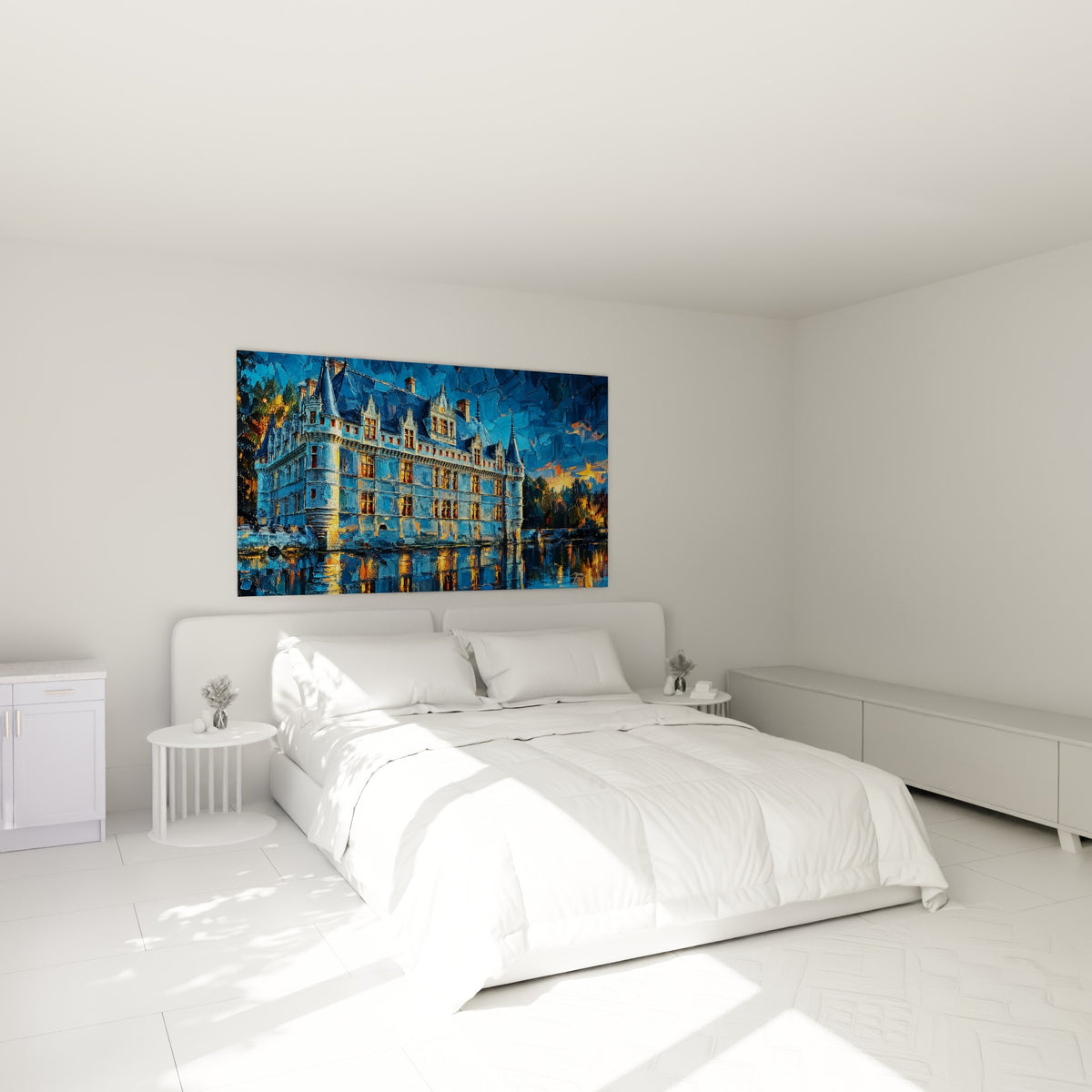 Façade dorée du château d'Azay-le-Rideau sur fond bleu nuit, au-dessus d'un lit dans une chambre claire