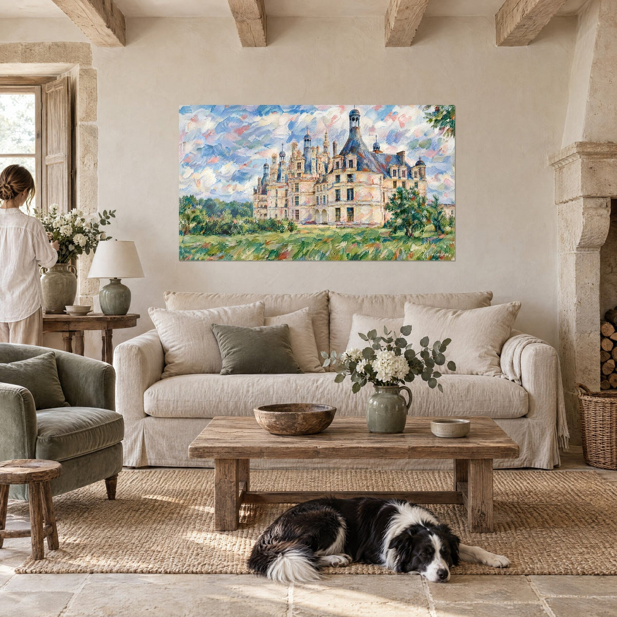 Tableau château de Chambord en touches de bleu ciel et rose pâle, tourelles ardoise, au-dessus d'un canapé dans un salon lumineux
