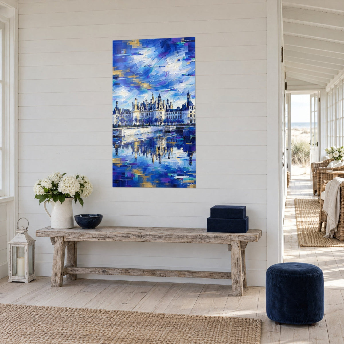 Tableau Chambord et son reflet miroir dans l'eau, bleu outremer et or, vu de trois quarts sur lambris blancs de maison en bord de mer
