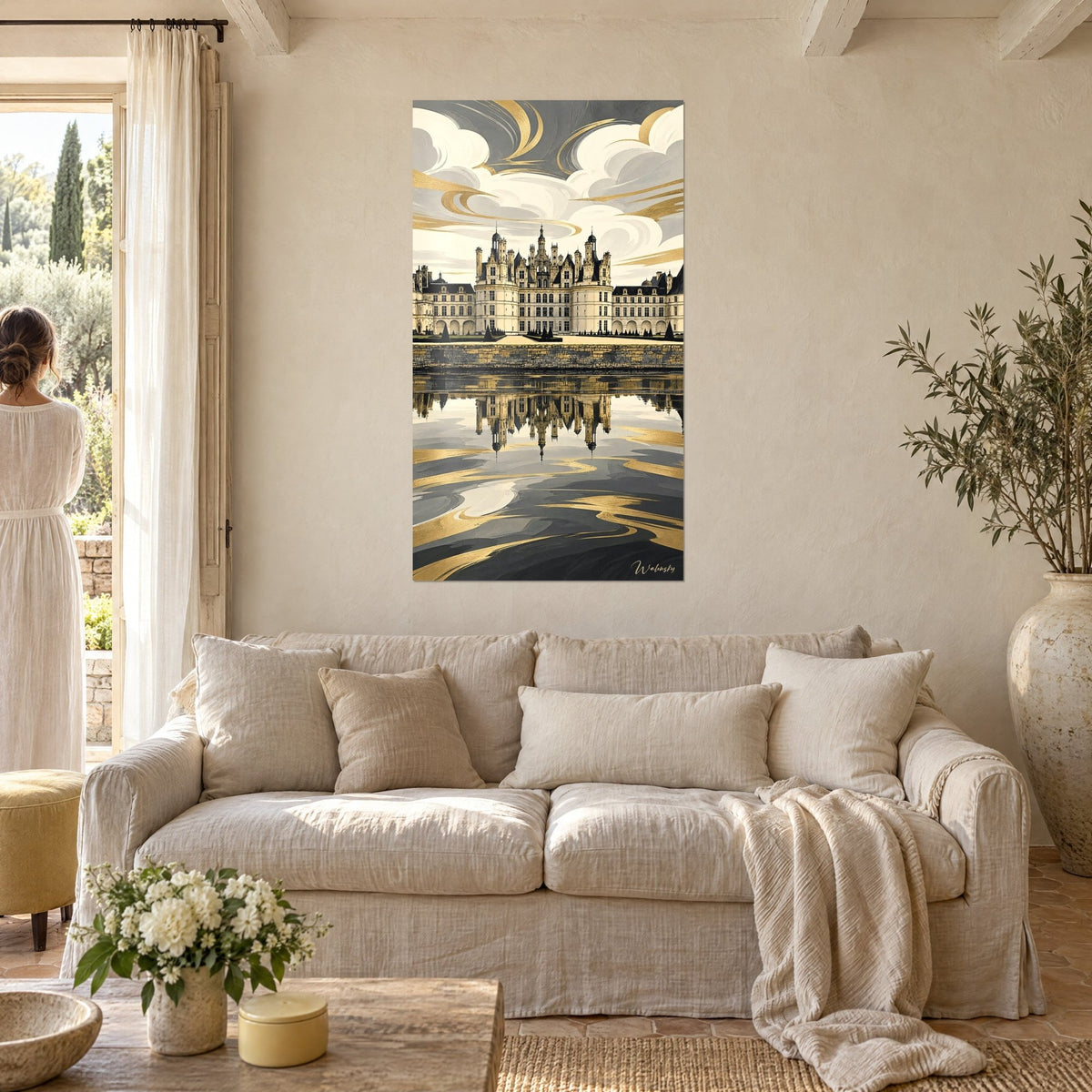 Tableau château Renaissance aux tourelles dorées, reflet ocre sur l'eau grise, crème et or, au-dessus d'un canapé dans un salon lumineux