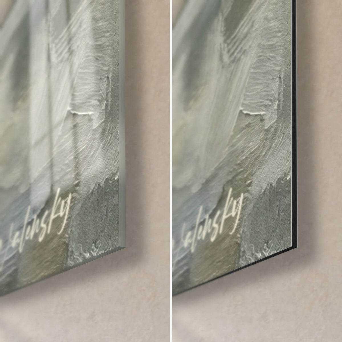 Tableau château brumeux, coin bas droit : verre acrylique brillant à gauche, alu Dibond mat à droite, vert sauge et ivoire