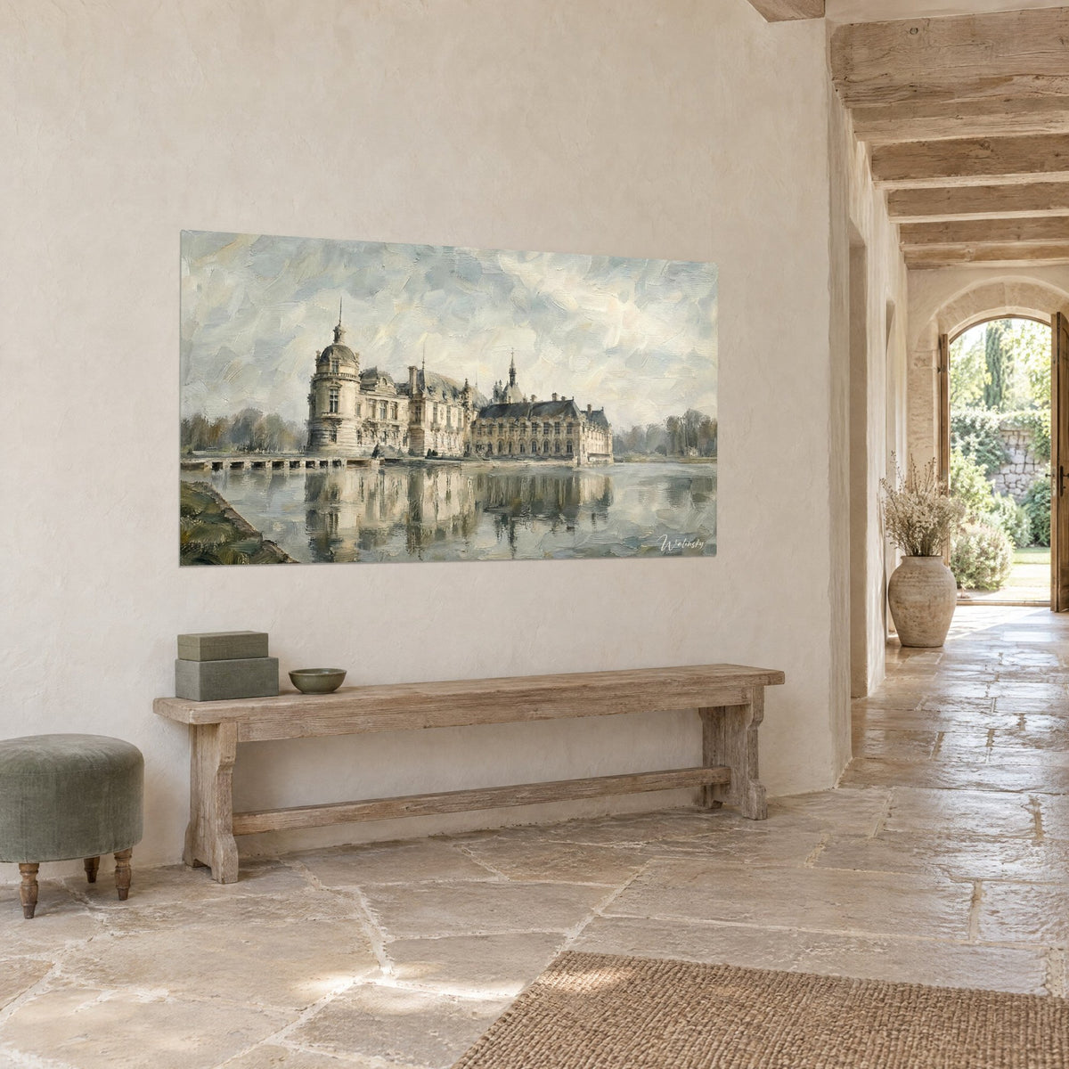 Tableau demeure Renaissance et sa tour ronde, pierre beige et eau argentée, sur un mur crème au bout d'un banc en bois