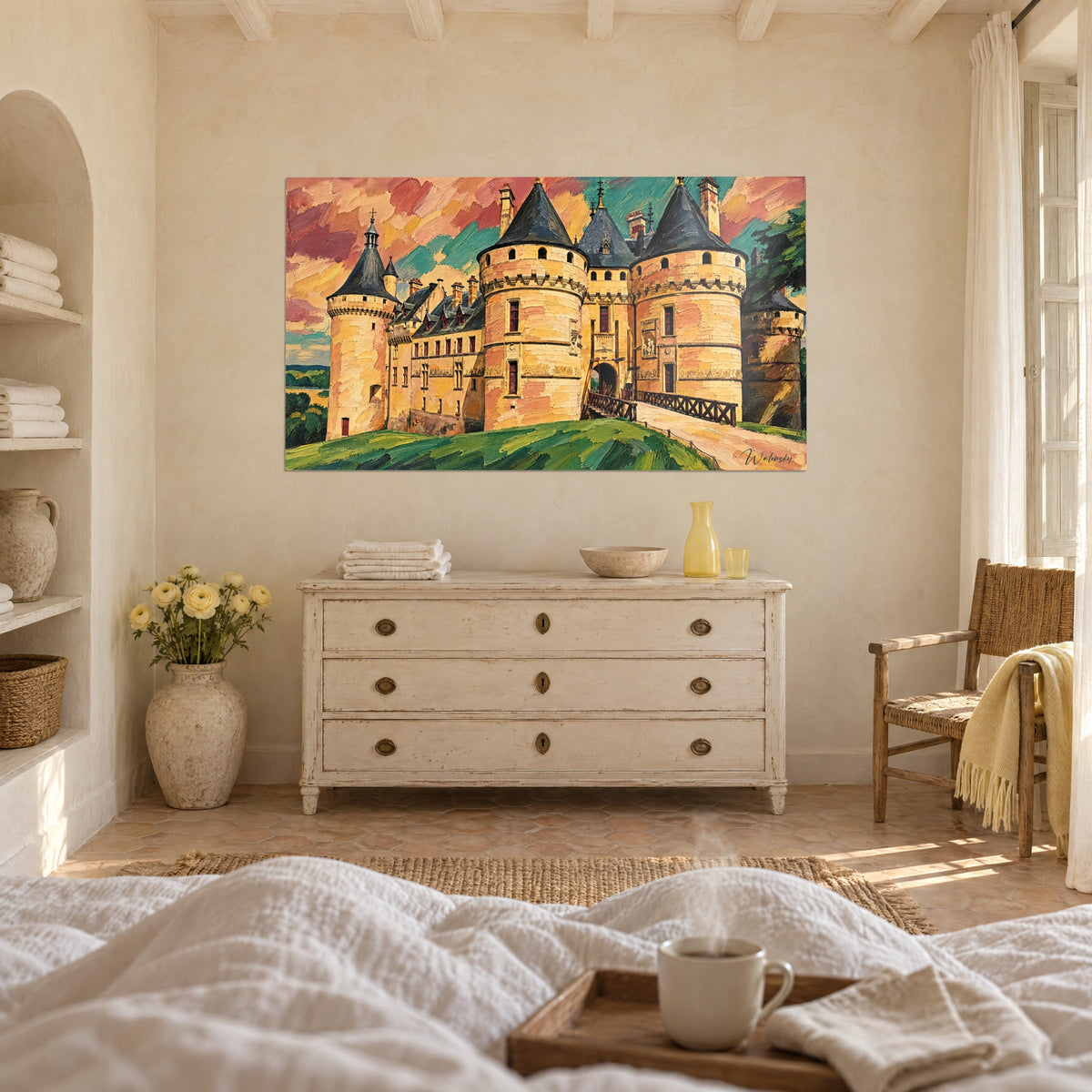 Gemälde Herrenhaus mit spitzen Türmchen auf grünem Gras, goldenem Stein, orangefarbenem und blauem Himmel, über einem Bett in einem hellen Schlafzimmer