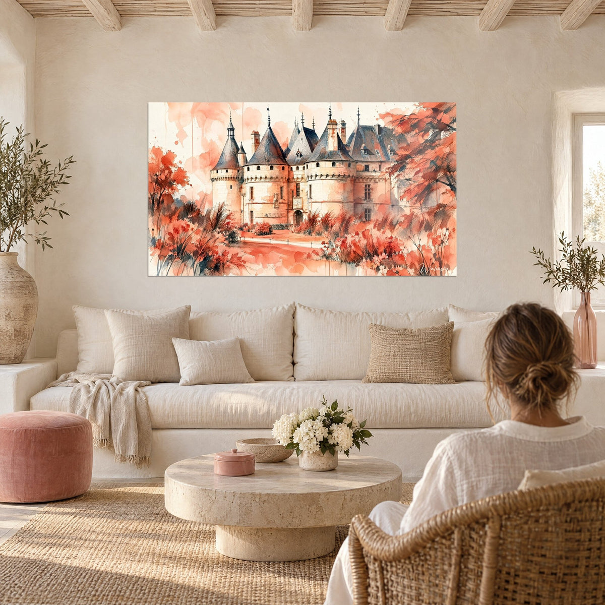 Schilderij van een renaissancekasteel met leisteengrijze torentjes en koraalkleurig gebladerte, boven een bank in een lichte woonkamer