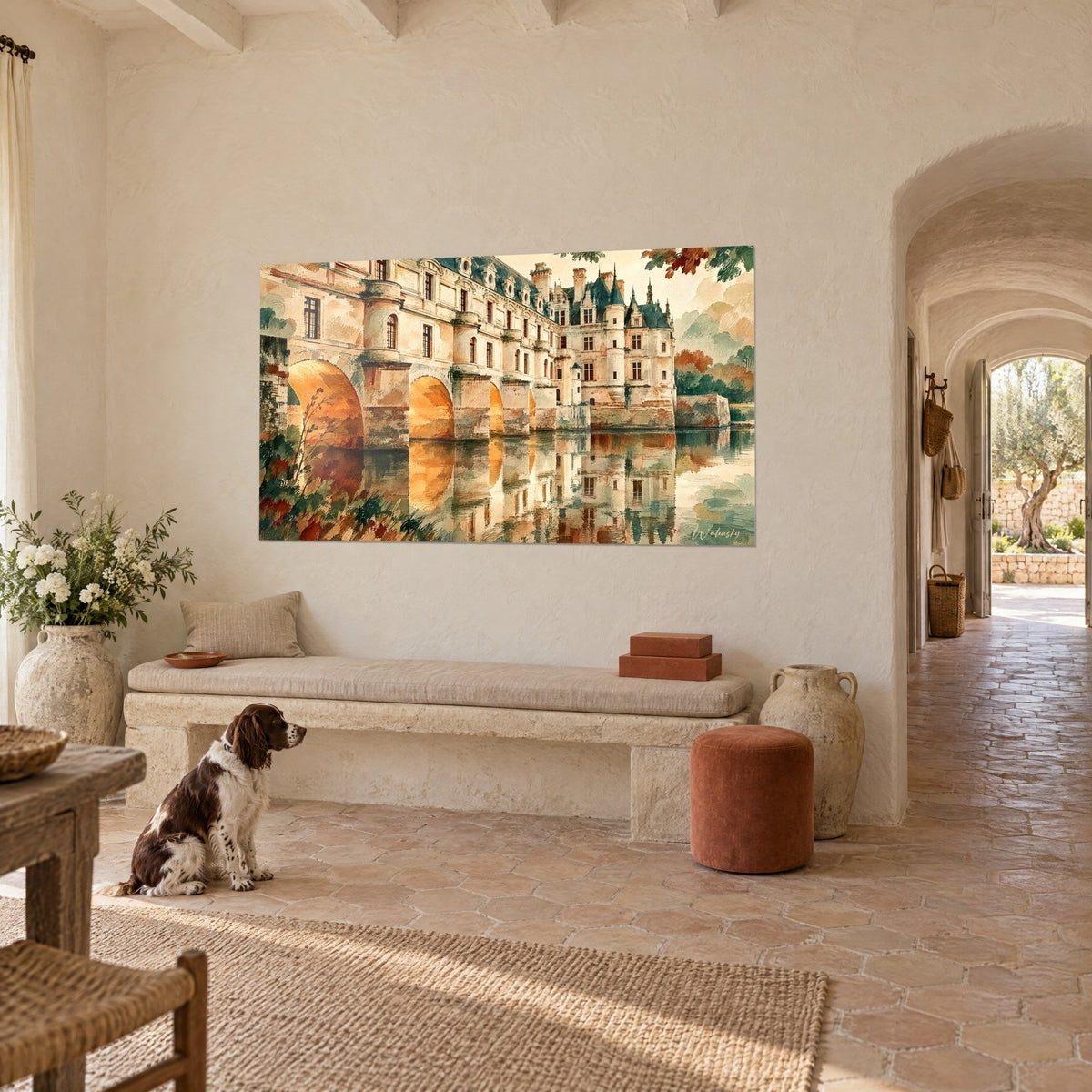 Quadro Chenonceau ad acquerello, archi arancio dorato e torrette in ardesia, spaniel seduto sulle piastrelle di un mas provenzale