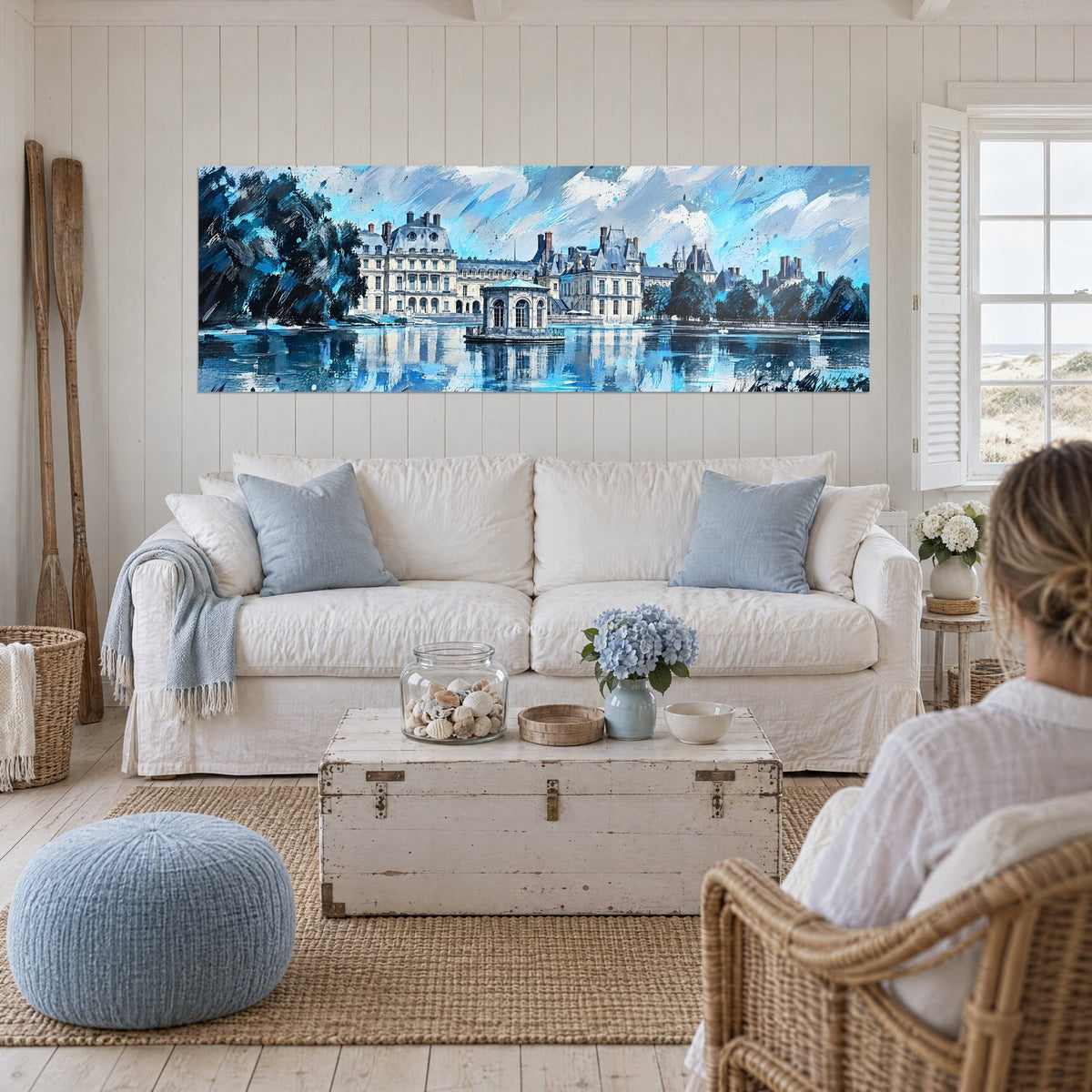 Tableau château blanc aux toits d'ardoise bleutés dans un cadre panoramique azur, pavillon sur l'eau, au-dessus d'un canapé dans un salon lumineux