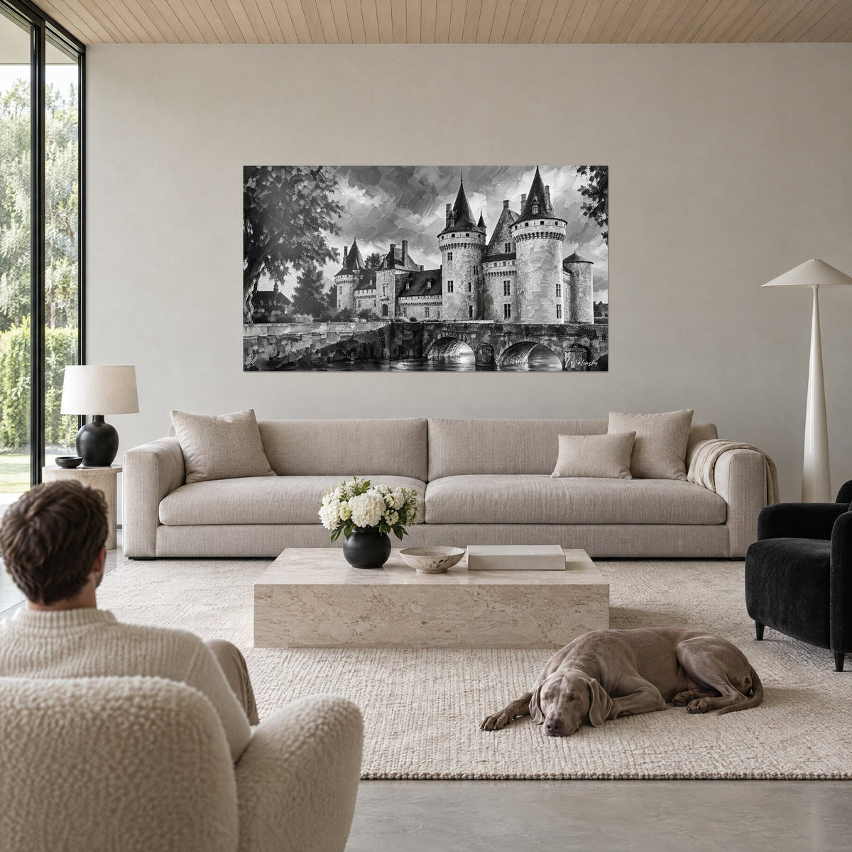 Gemälde Burg mit konischen Türmen in Schwarzweiß, stürmischer grau-weißer Himmel, über einem Sofa in einem hellen Wohnzimmer