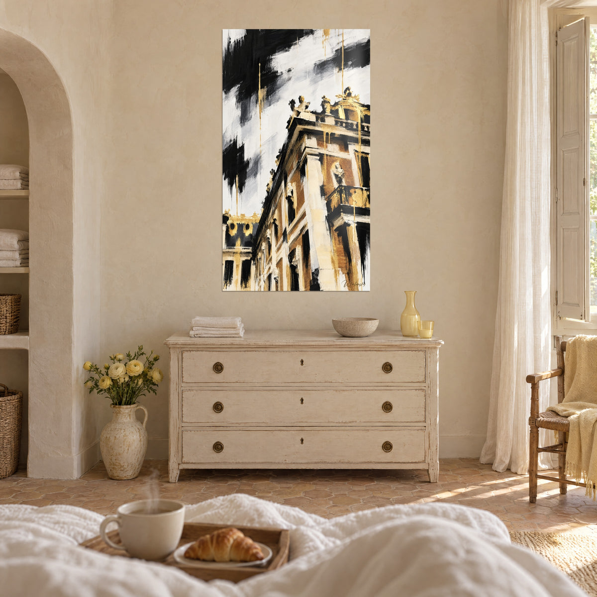 Cuadro cornisa barroca dorada sobre cielo blanco y negro, estatuas en lo alto del tejado, sobre una cama en un dormitorio luminoso