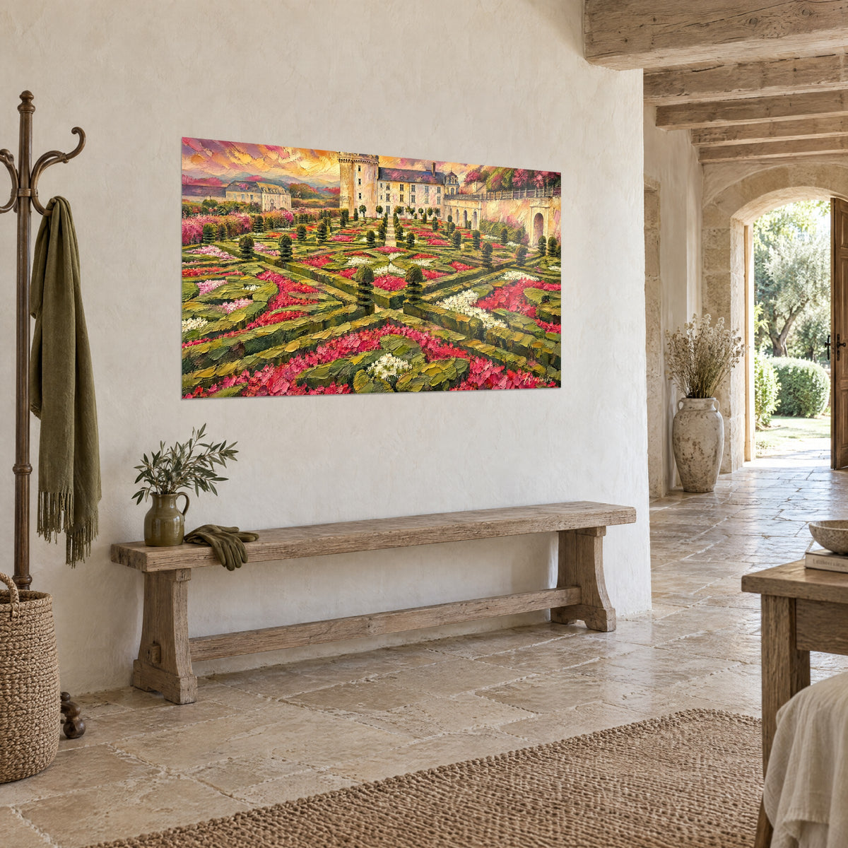 Topiaires et fleurs carmin du Château de Villandry, accrochés au-dessus d'un canapé dans un salon lumineux
