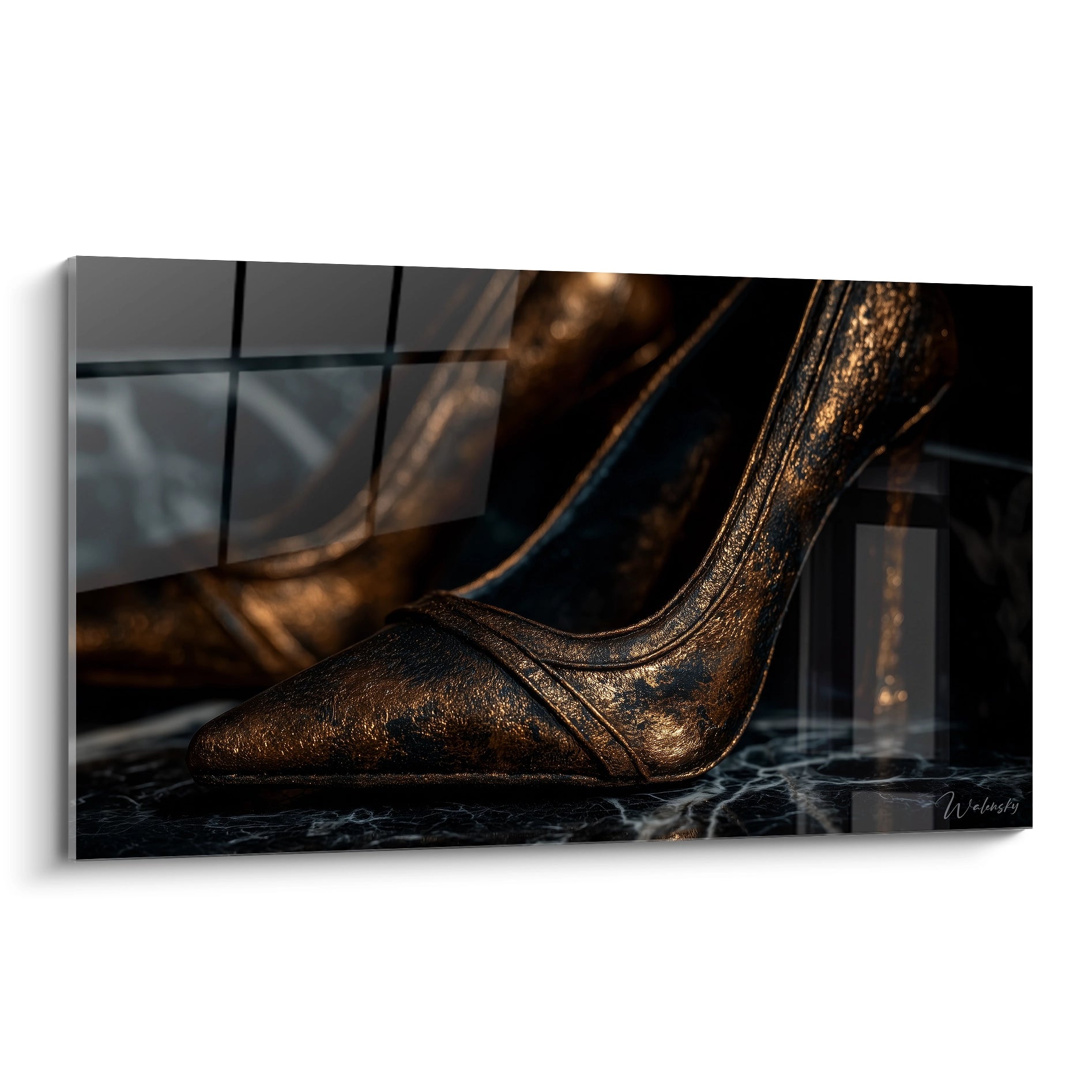 Tableau chaussure art mural en bronze avec des détails élégants sur fond noir