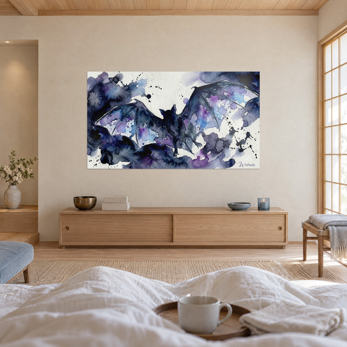 Gemälde nächtlicher Flug eines Flatterers, Aquarellflecken in Kobaltblau und Purpur, weit geöffnete Flügel, über einem Bett in einem hellen Schlafzimmer
