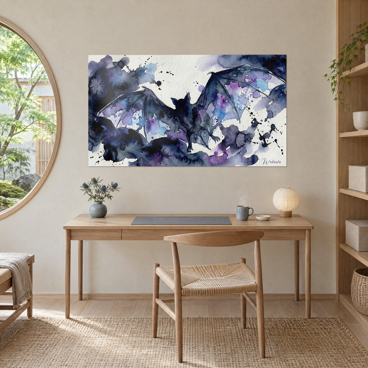 Gemälde Nachtvogel mit geäderten Flügeln, Tinten in Schwarz und Amethyst, verstreute Tröpfchen, hängend über einem Schreibtisch aus hellem Holz