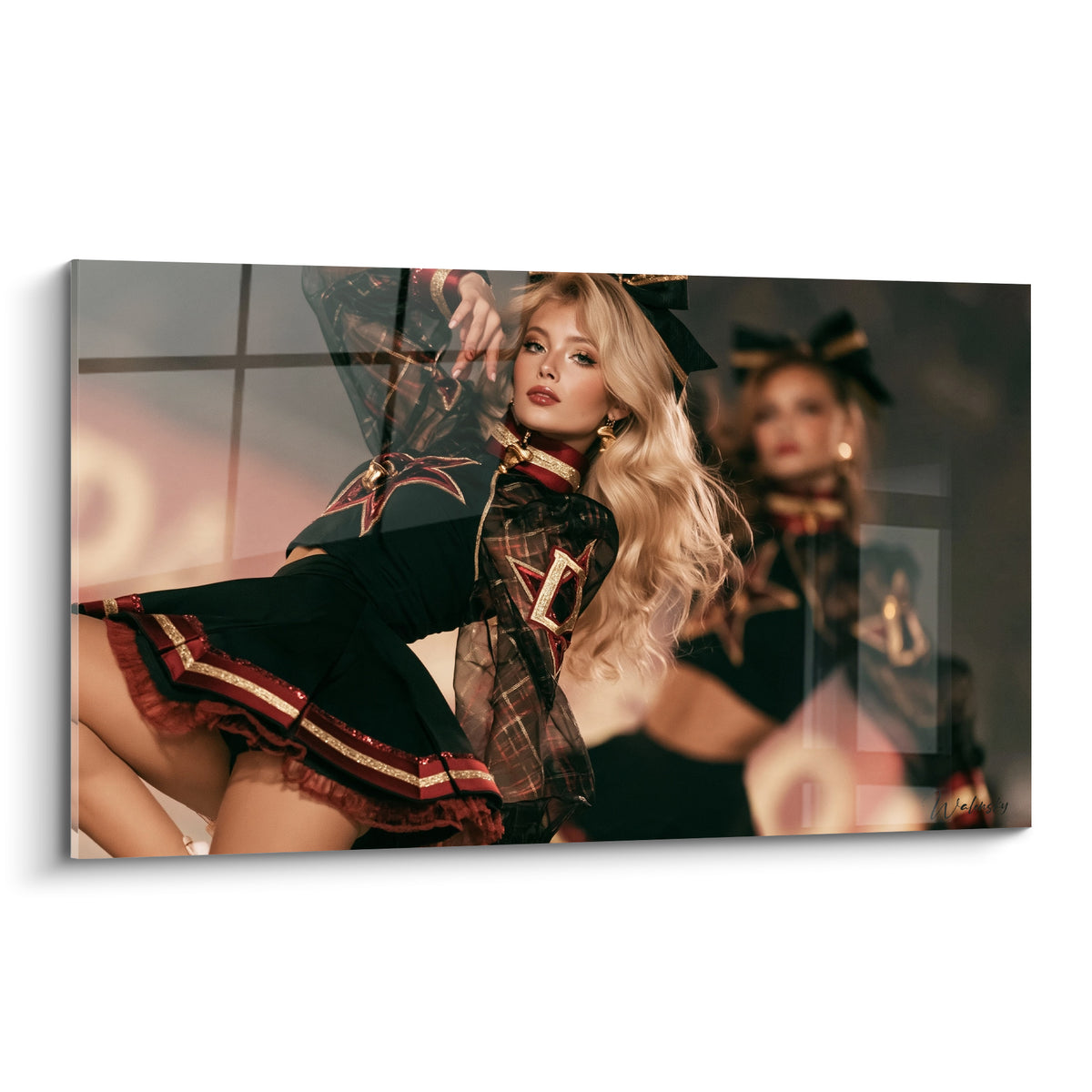 Cheerleader blonde en costume noir et bordeaux, pose penchée, regard intense et broderies dorées