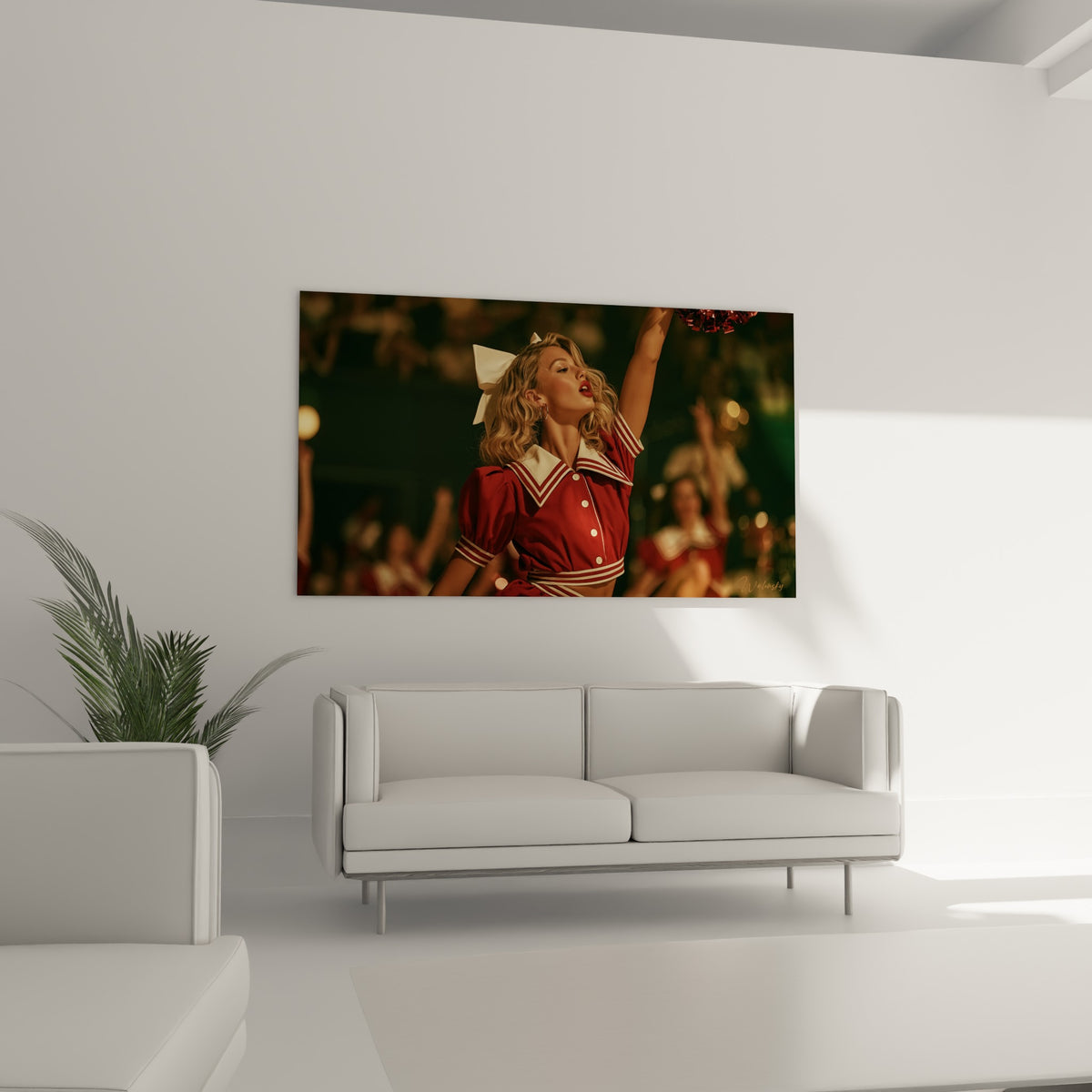 Jeune femme en costume marin rouge et crème, geste triomphant, au-dessus d'un canapé dans un salon lumineux