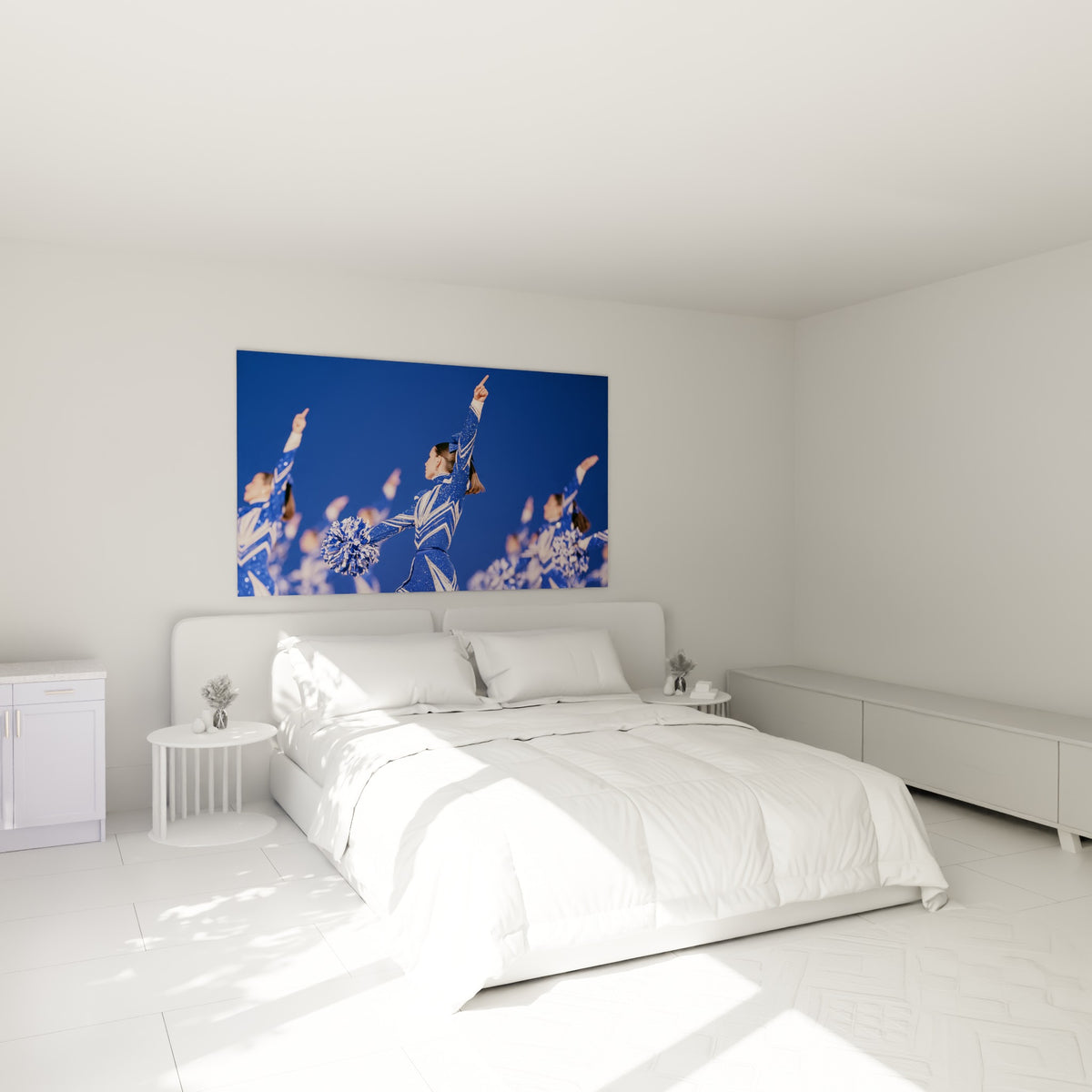 Meneuse de revue bleu marine et blanc, bras tendu vers le ciel, au-dessus d'un lit dans une chambre claire
