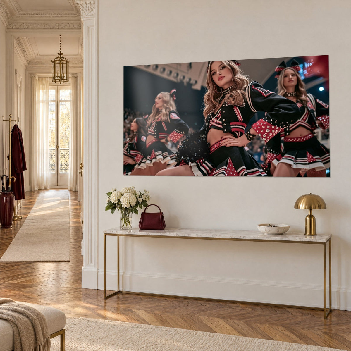 Quadro cheerleader bionda, mano sul fianco, gonna nera e bianca con strass rossi, su una parete in stile haussmanniano